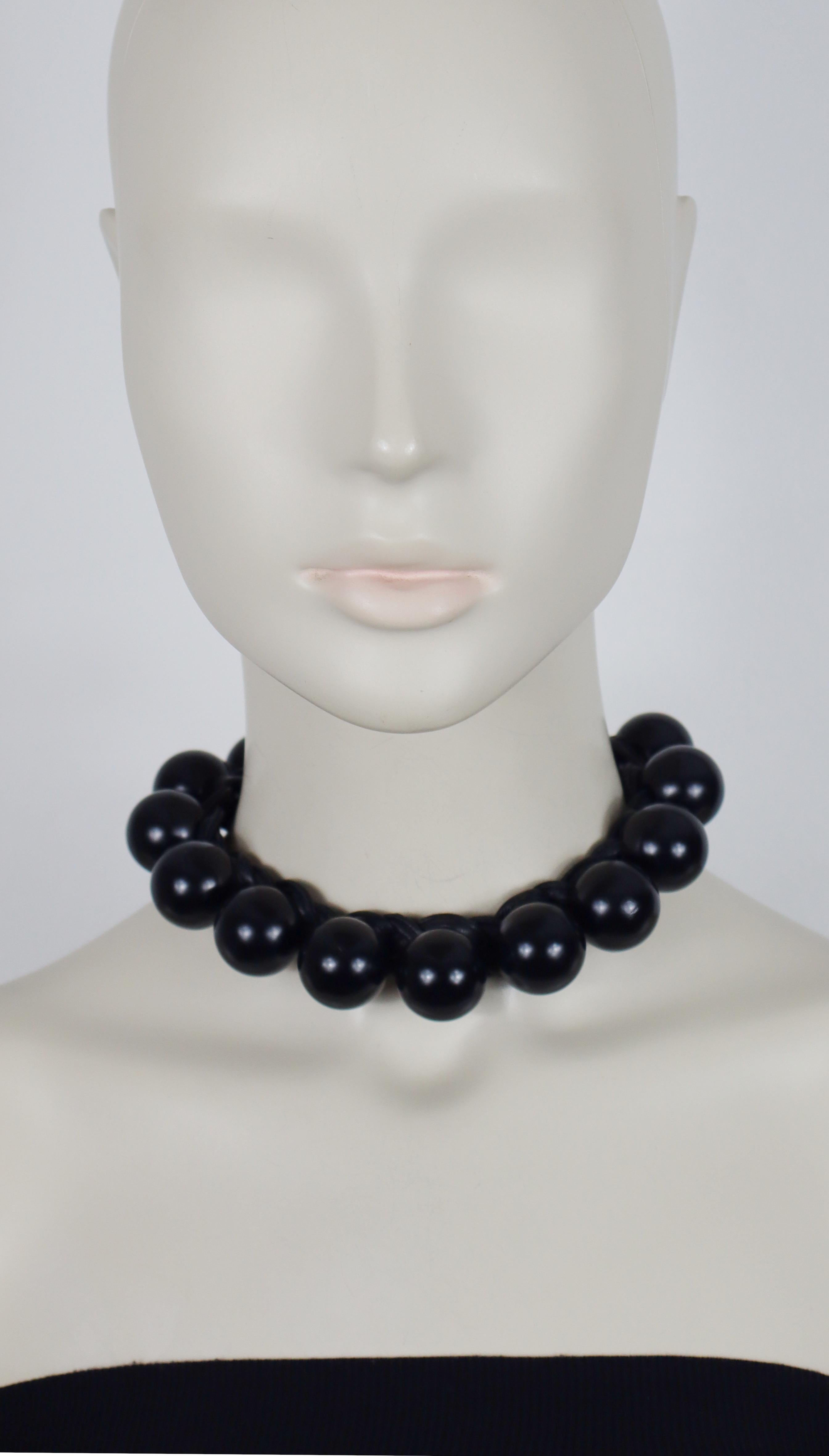 Collar gargantilla YVES SAINT LAURENT de cuero trenzado negro y bolas de resina.

Cierre de gancho.
Longitud ajustable.

Estampado YVES SAINT LAURENT Rive Gauche.
Fabricado en Francia.

Medidas orientativas : circunferencia interior de aprox. 31,42