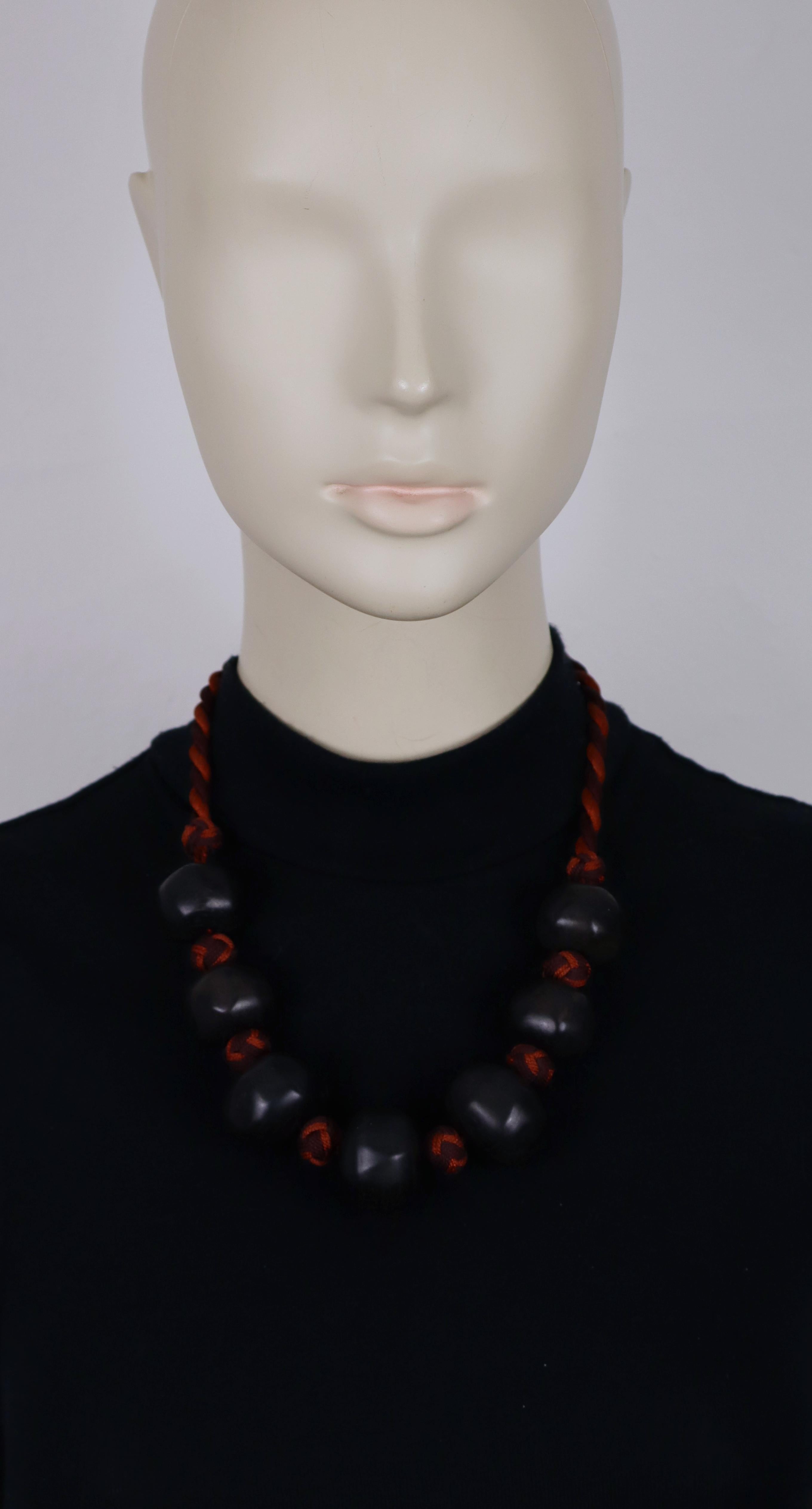 Collana con nappe in corda di Yves Saint Laurent con sette sfere graduate in legno scuro intagliato.

Lunghezza regolabile.
Scivola su.

Yves Saint Laurent Rive Gauche in rilievo.
Prodotto in Francia.

Misure indicative: lunghezza massima indossata