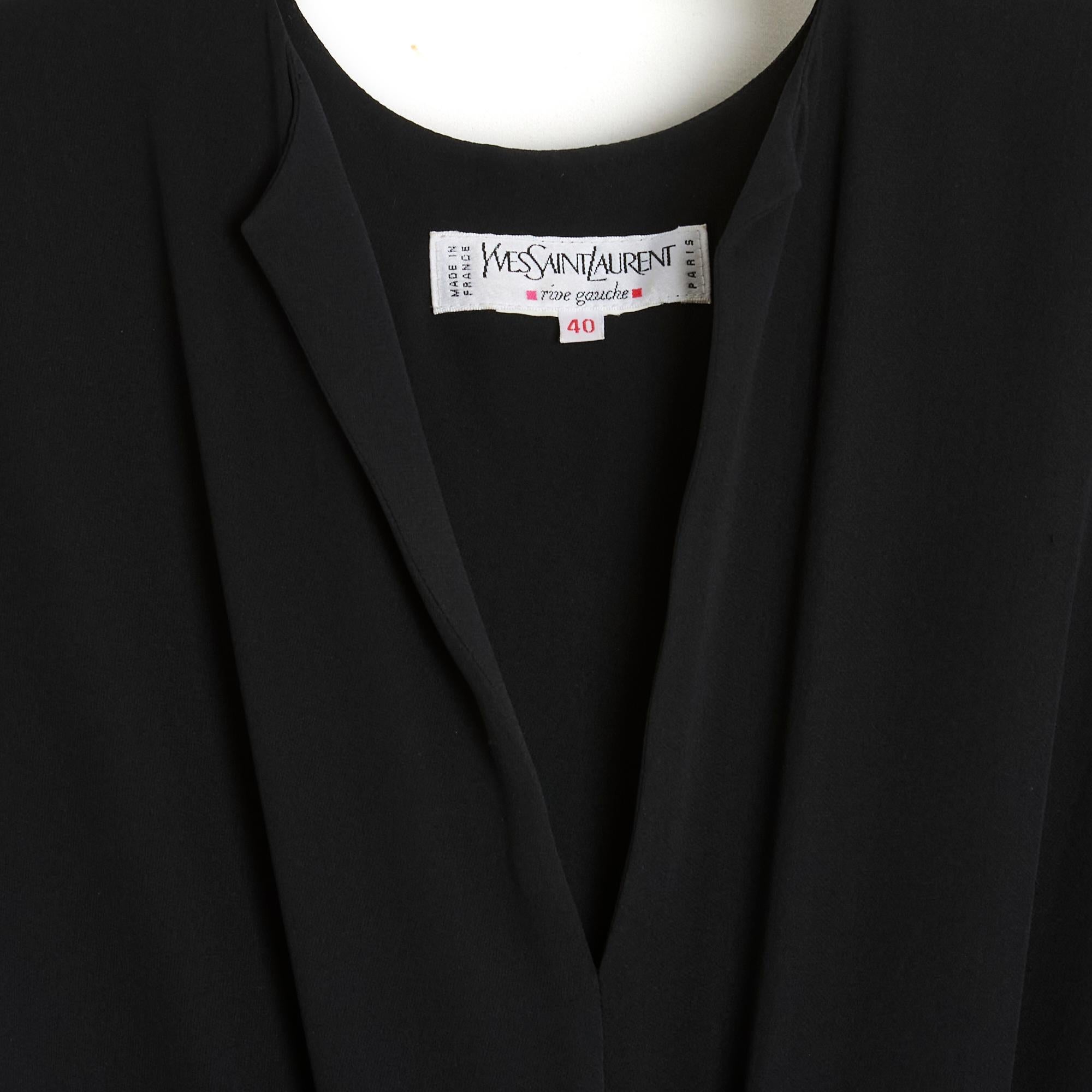 Abito lungo in crêpe nero di Yves Saint Laurent del 1995 circa, senza maniche, con una silhouette piena e a campana, drappeggiata in vita e sulla schiena, scollo rotondo con spacco, due bretelle sulle spalle (all'interno), uno spacco sul davanti e