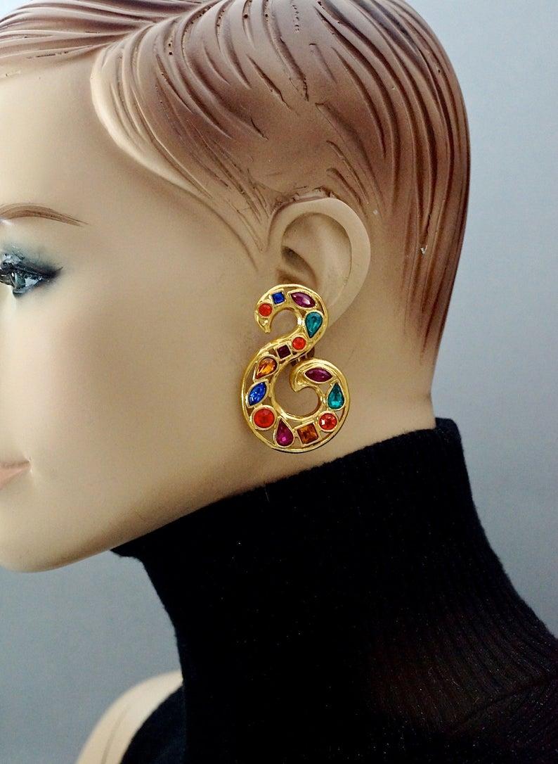 Vintage YVES SAINT LAURENT YSL Robert Goossens Scroll Multi Colored Rhinestone Earrings

Measurements:
Height: 2.16 inches (5.5 cm)
Width: 1.41 inches (3.6 cm)
Weight per Earring: 20 grams

Features:
- 100% Authentic YVES SAINT LAURENT by Robert