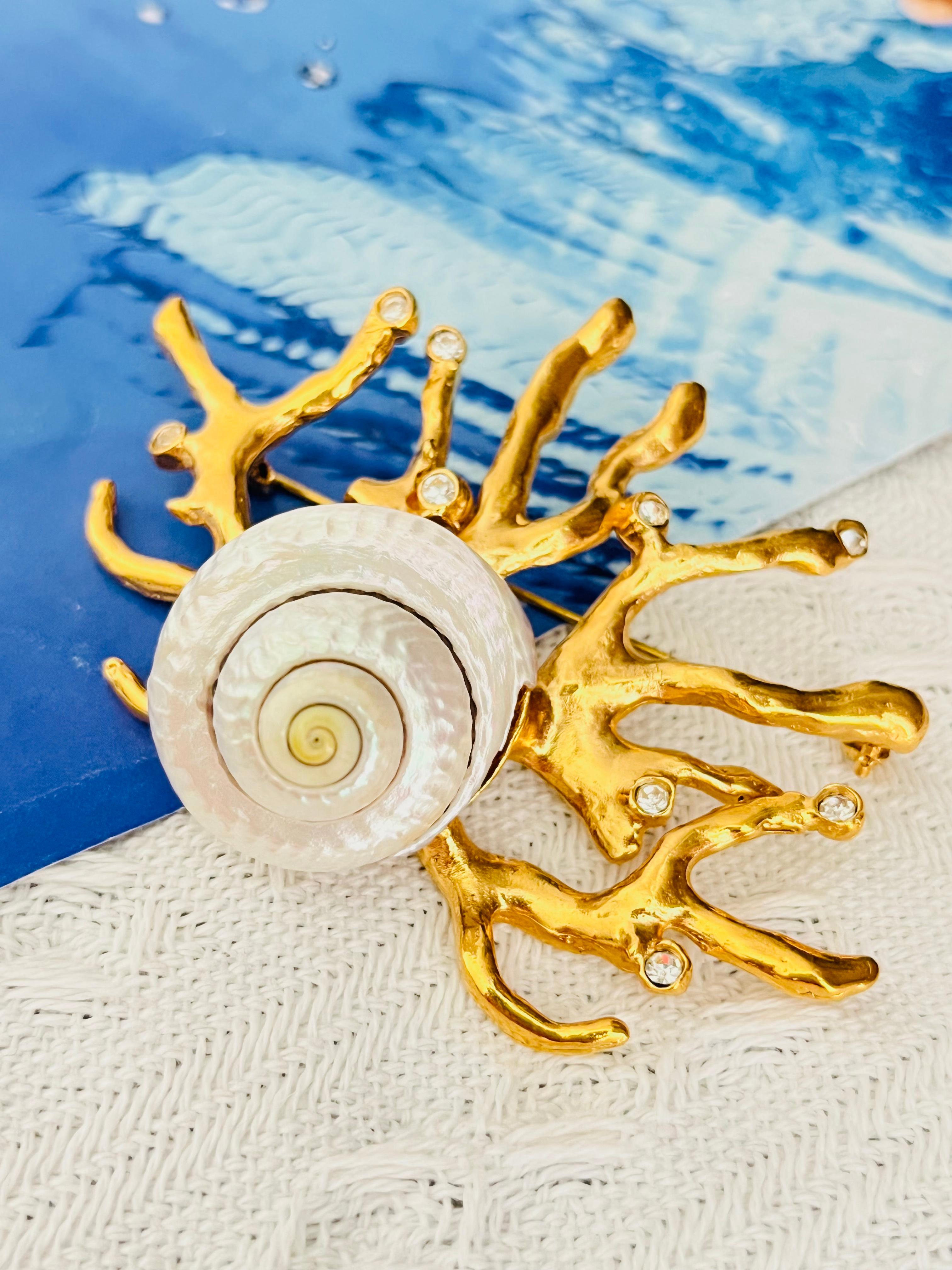 Yves Saint Laurent YSL Robert Goossens Icónico Broche Modernista Clásico Blanco Coquillage Concha Coral Cristales Rama Elegante, Chapado en Oro

Muy buen estado. No estoy seguro de si es un pequeño agujero en el lado de la concha, pero apenas