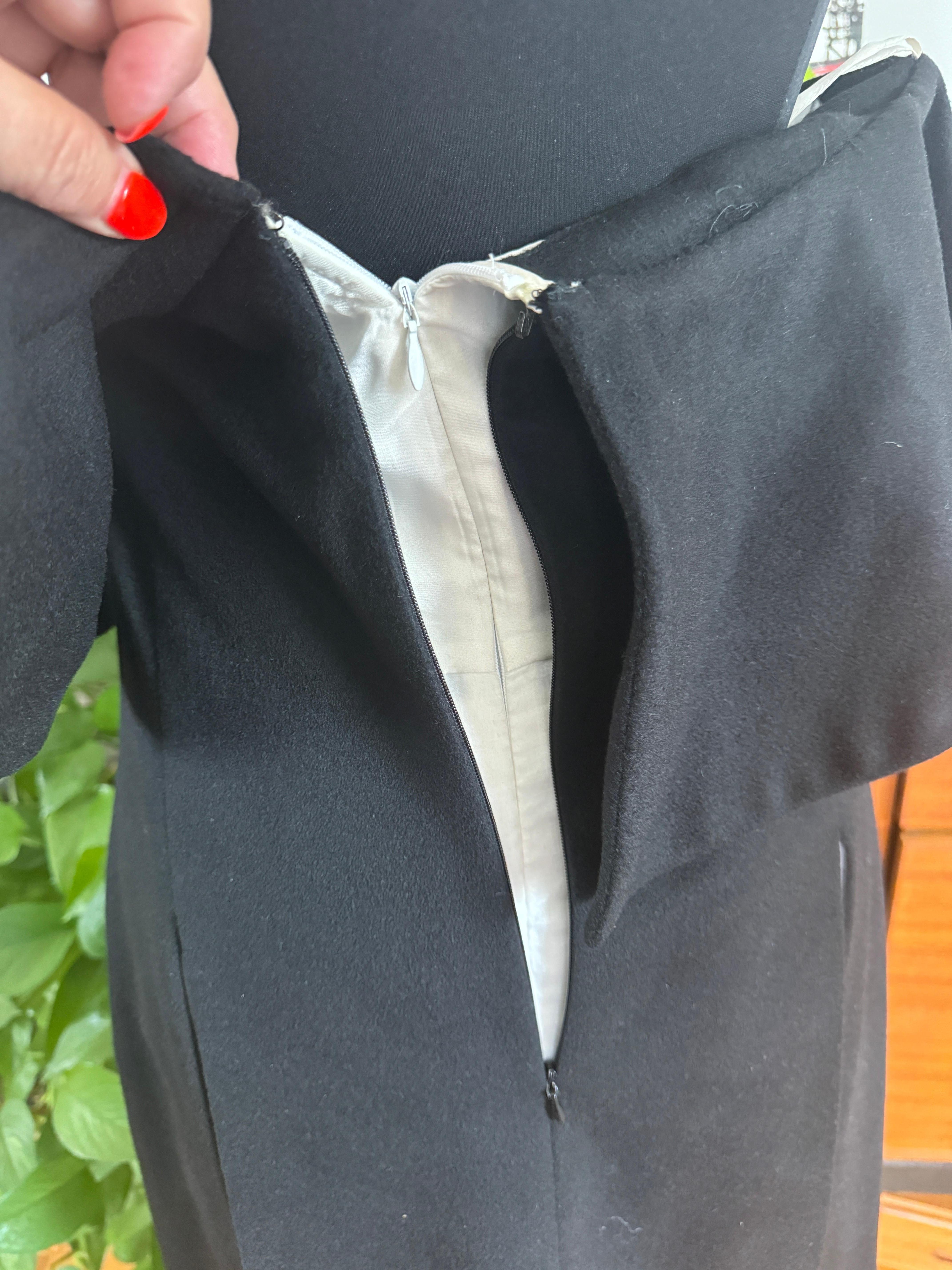 Yves Saint Laurent YSL Trägerloses kleines schwarzes Kleid aus Kaschmir 1990er Jahre Spinnenwebe im Angebot 9