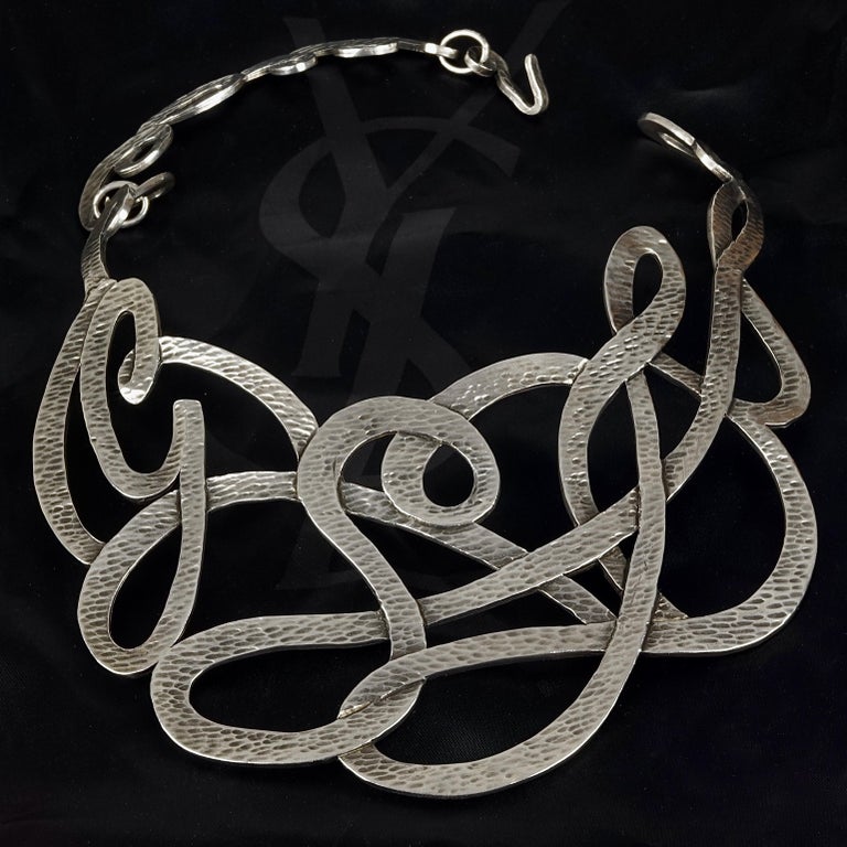 YVES SAINT LAURENT Ysl Stylized Initial Silver Textured Rigid Choker Necklace In Excellent Condition For Sale In Kingersheim, Alsace
