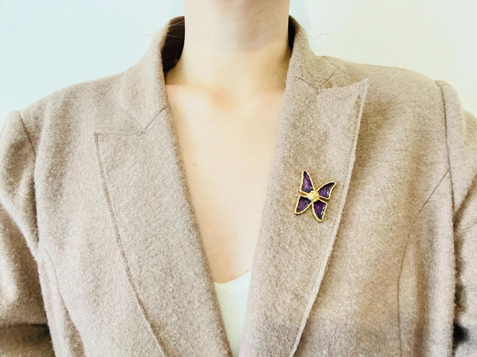 Yves Saint Laurent YSL Alfiler broche oro púrpura brillo mariposa vintage 1980 vivo en Excelente estado para la venta en Wokingham, England