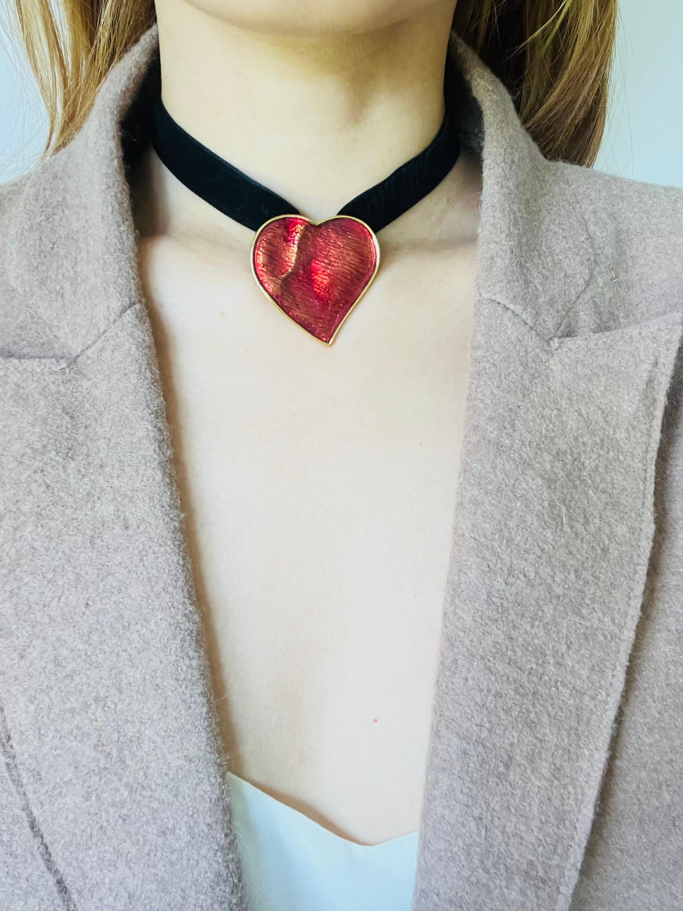 Yves Saint Laurent YSL, grande broche pendentif vintage en forme de cœur rouge à enroulements, années 1990 Unisexe en vente