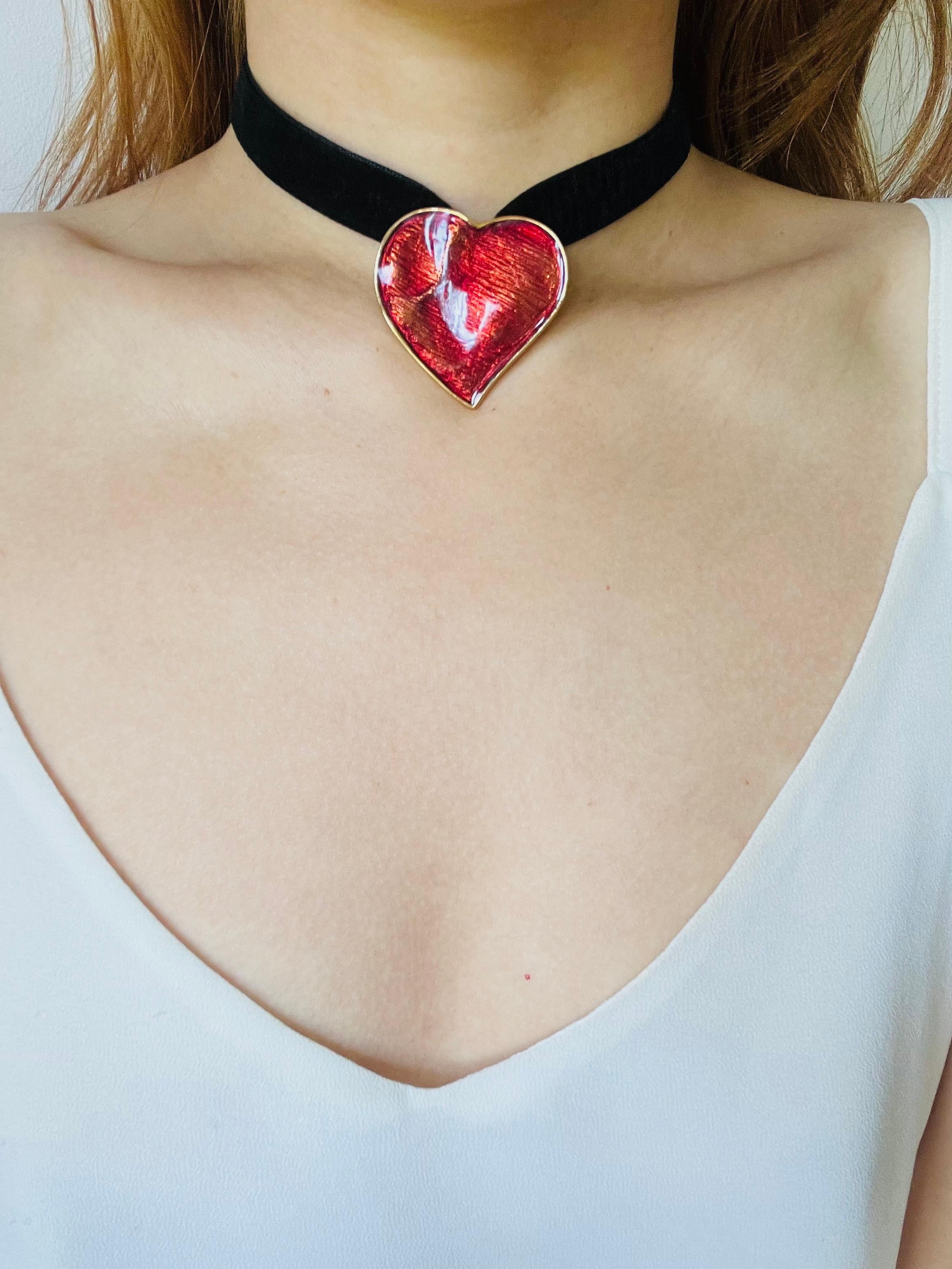 Yves Saint Laurent YSL, grande broche pendentif vintage en forme de cœur rouge à enroulements, années 1990 en vente 1