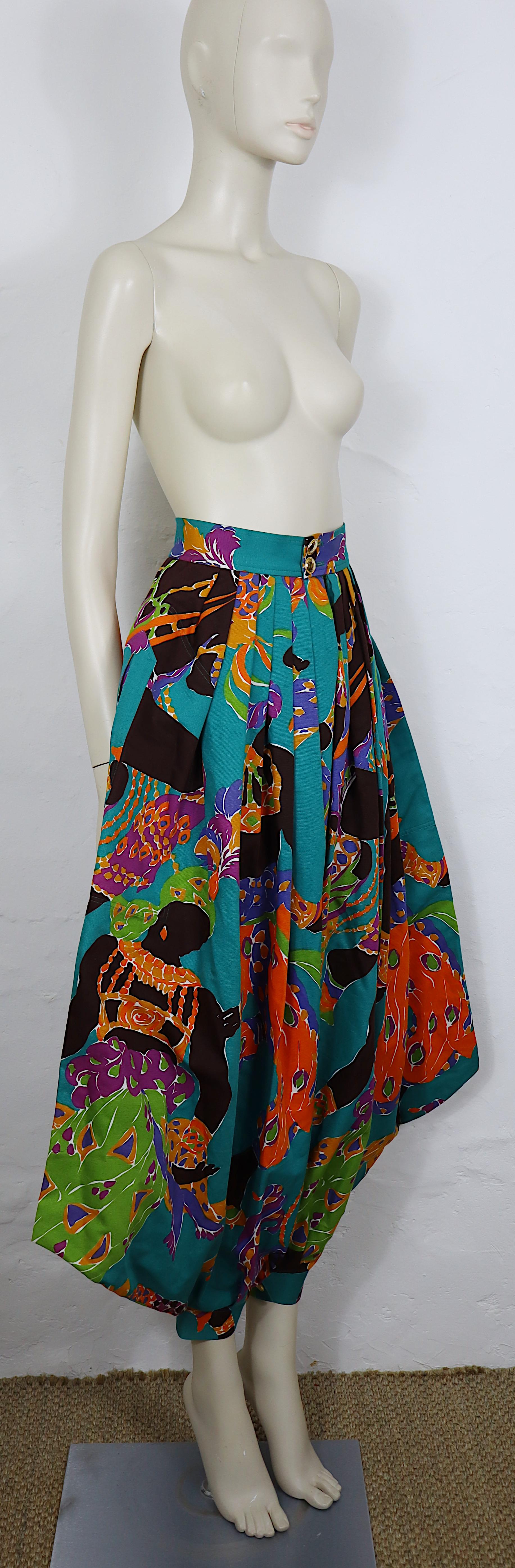 YVES SAINT LAURENT Rive Gauche Vintage Haremshose mit einem opulenten, von den Ballets Russes inspirierten, mehrfarbigen Druck von LEON BAKST.

Frühjahr/Sommer 1991 Ready-to-Wear-Laufsteg.

Diese Hose hat folgende Eigenschaften:
- Baggy im