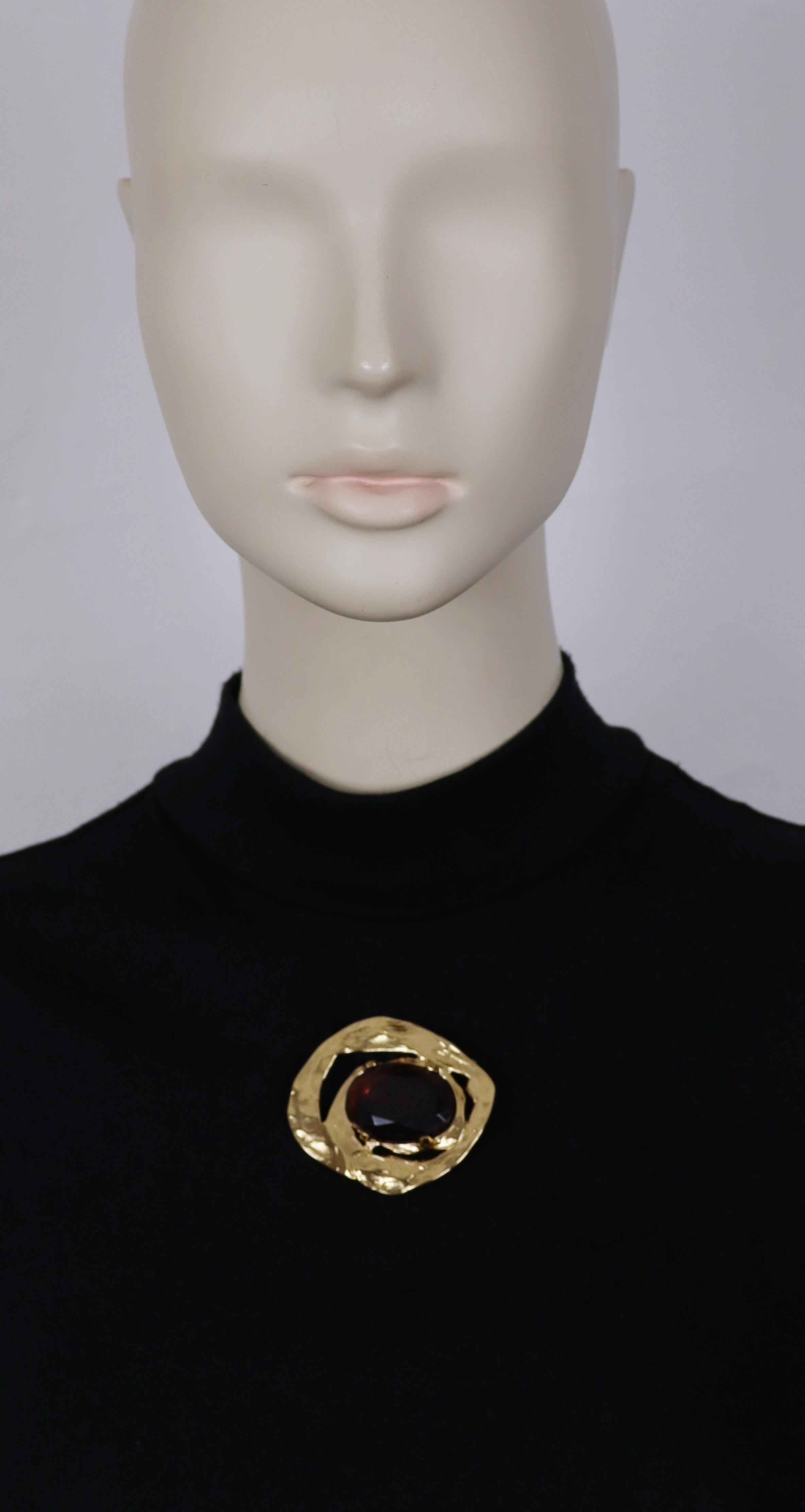YVES SAINT LAURENT vintage textured gold brooch embellished with a large amethyst crystal.

Embossed YSL.

Indicative measurements : width approx. 5.8 cm (2.28 inches) / max. width approx. 5 cm (1.97 inches).

Material : Gold tone metal hardware /