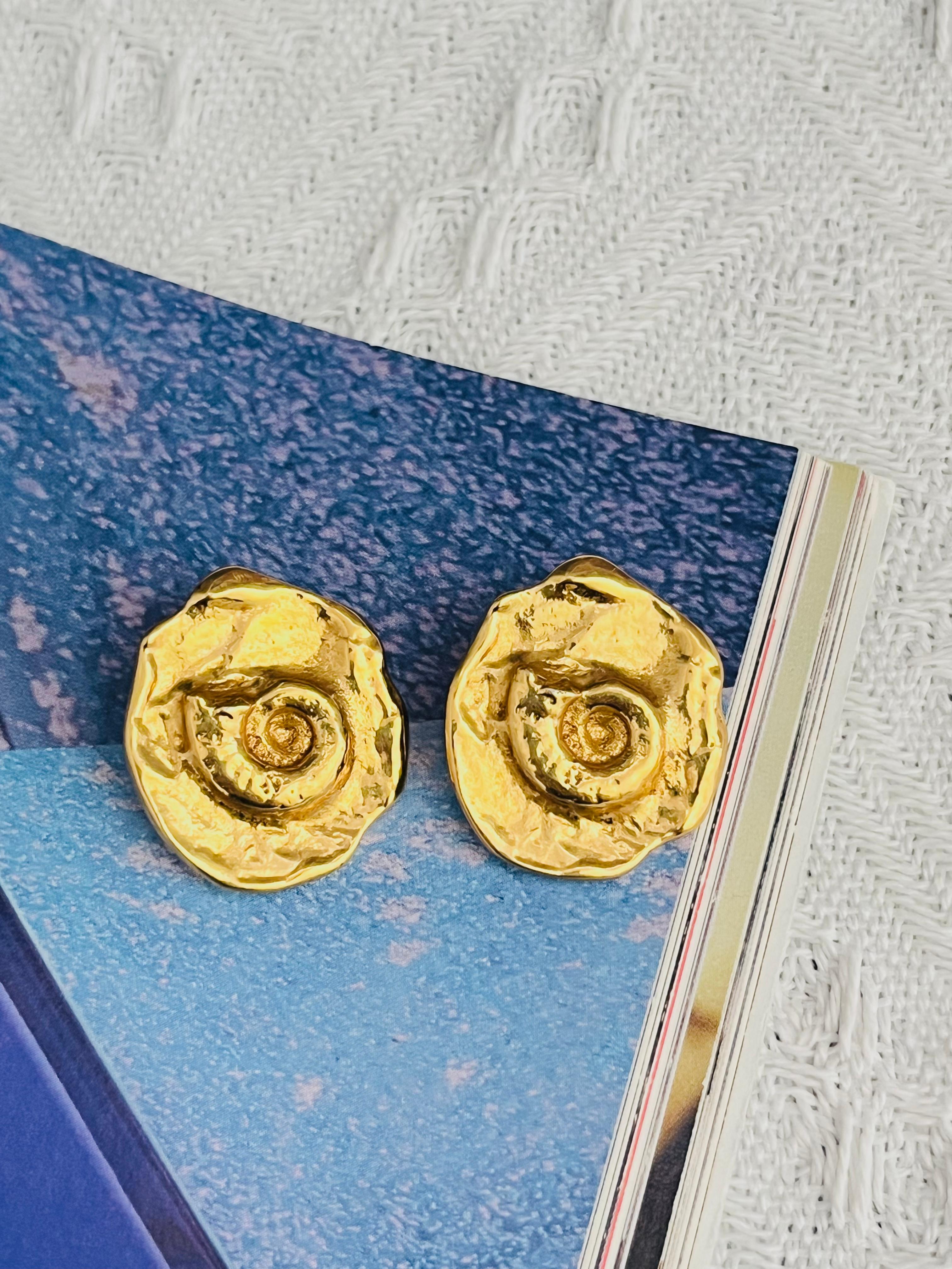 Yves Saint Laurent YSL Robert Goossens Vintage Textured Arty Spiral Fossil Ammonites Shell Snail Abnormal Round Circle Modernist Clip Earrings, Gold Tone

Very good condition, very light scratches or colour loss, barely noticeable. 100% Genuine.