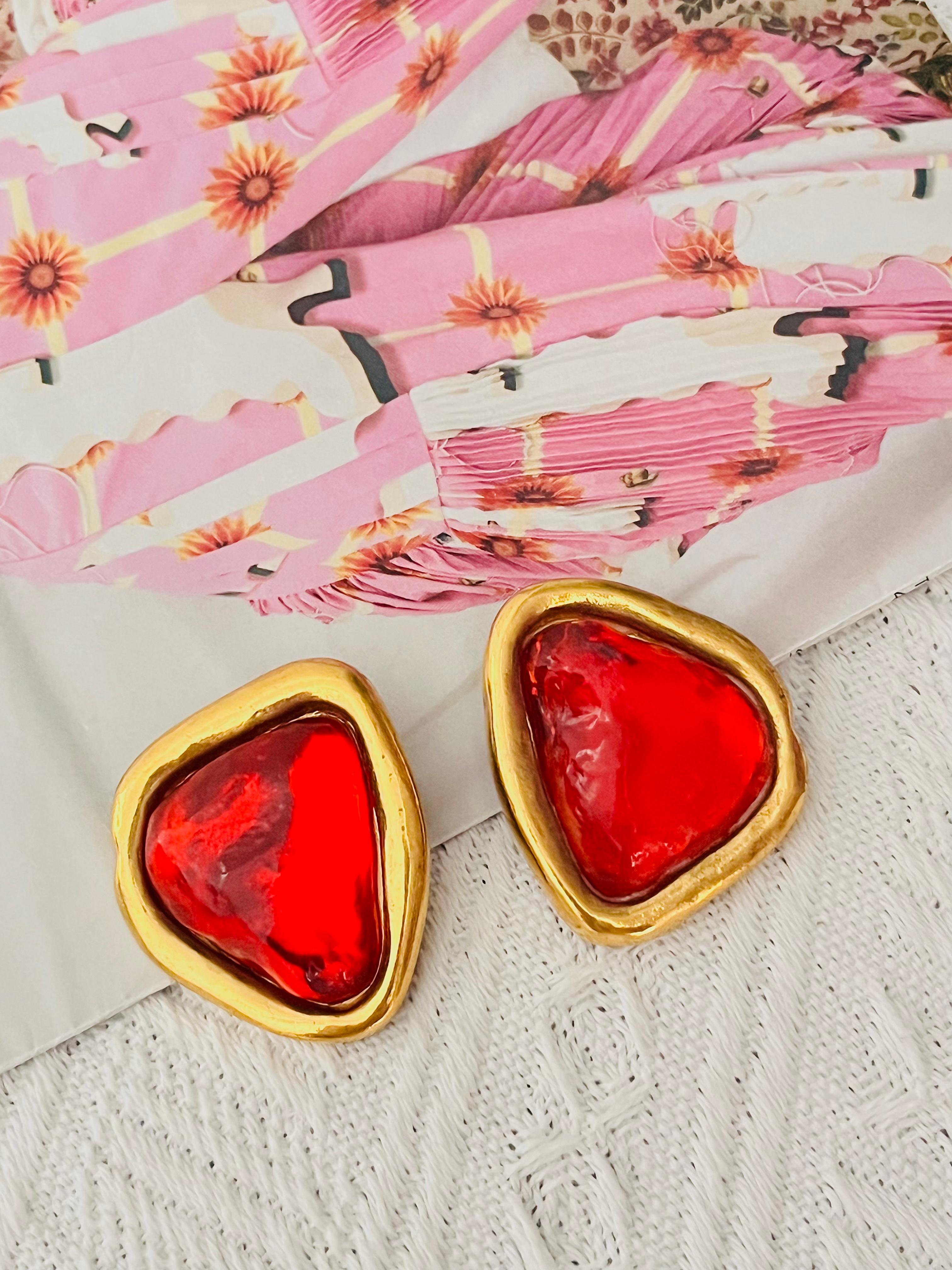 Yves Saint Laurent YSL Pendientes de clip de cristal de rubí triangulares asimétricos vintage Art Decó en venta