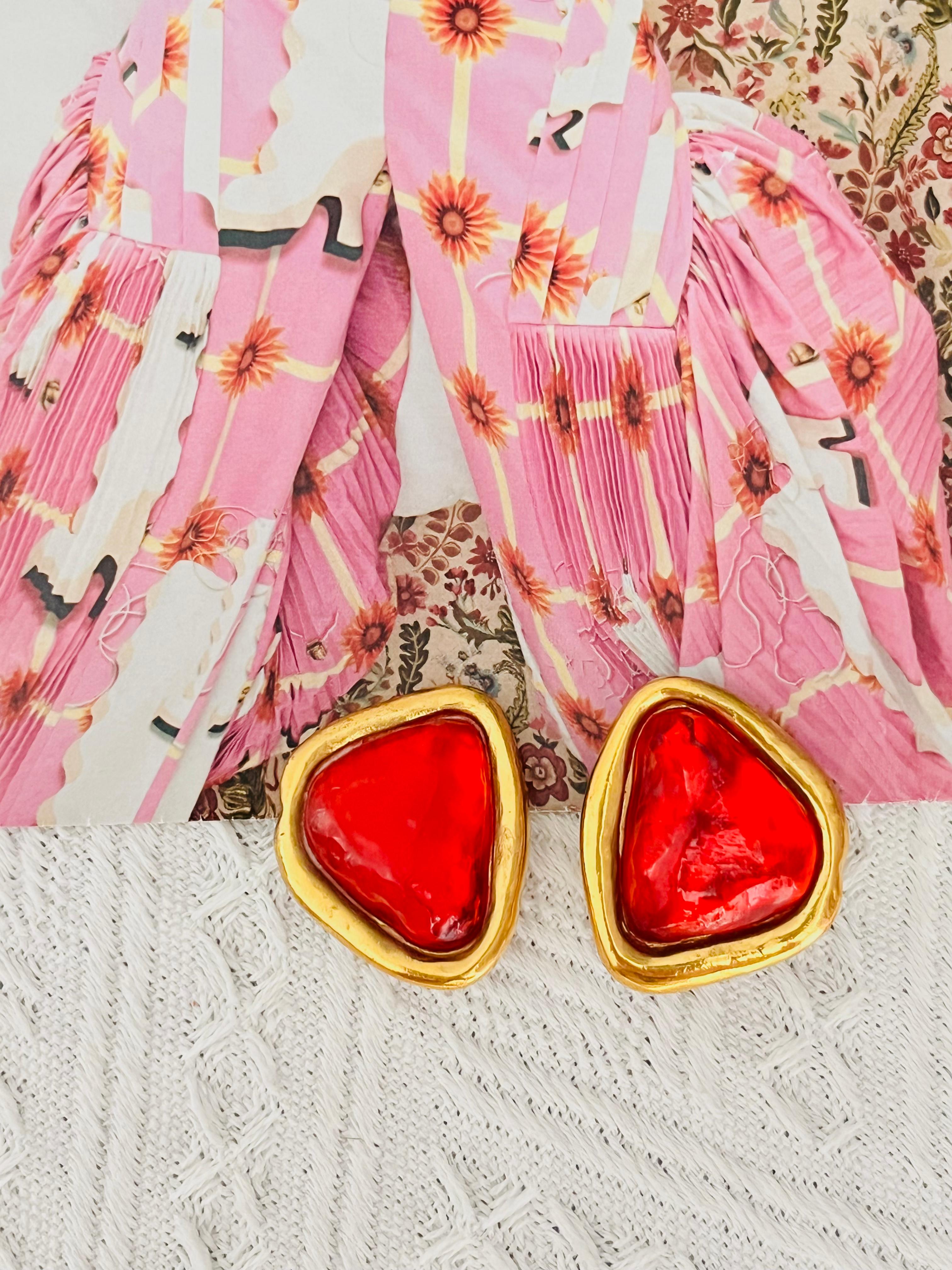 Yves Saint Laurent YSL Pendientes de clip de cristal de rubí triangulares asimétricos vintage en venta 1