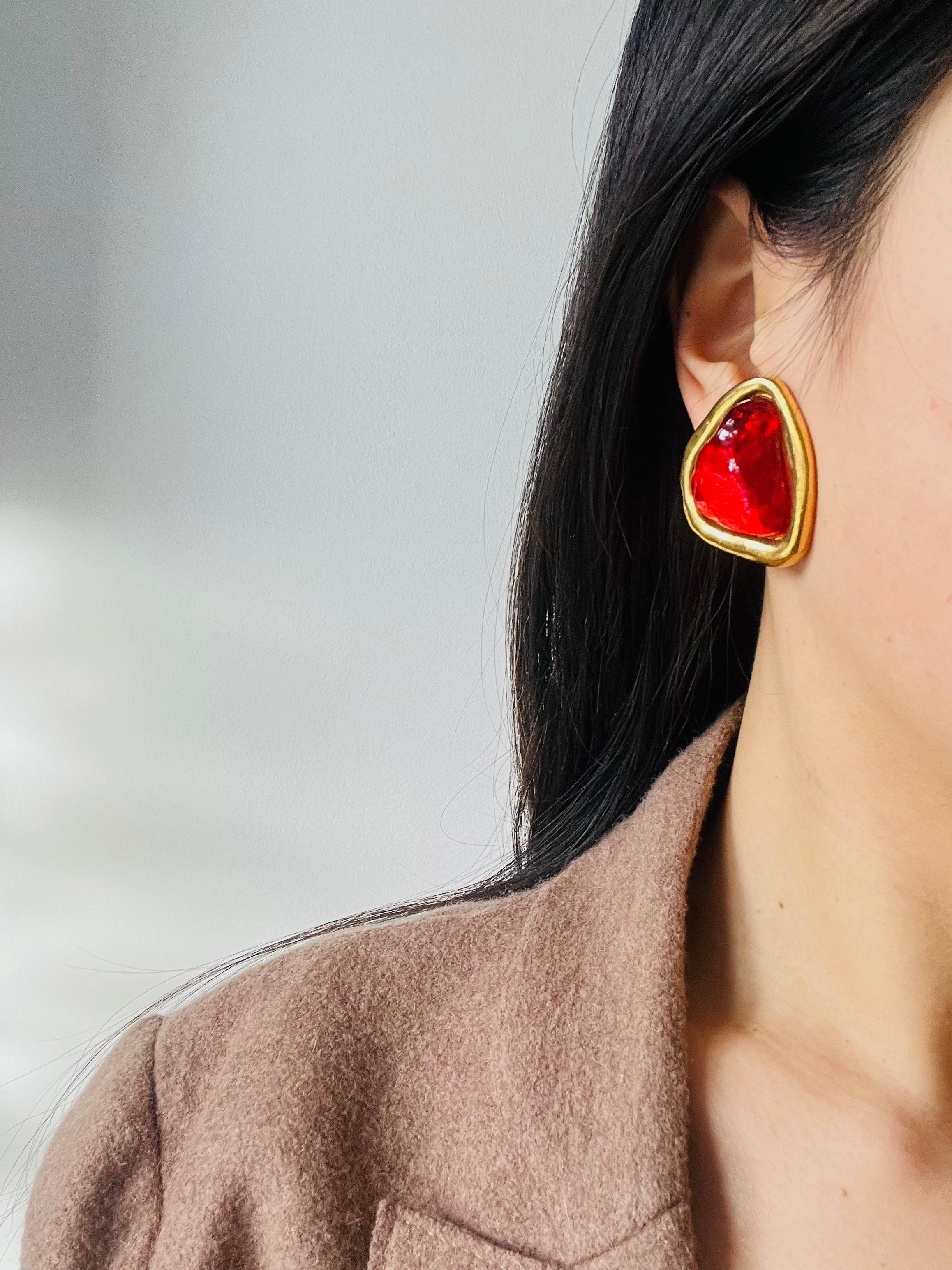 Yves Saint Laurent YSL Pendientes de clip de cristal de rubí triangulares asimétricos vintage en venta 2