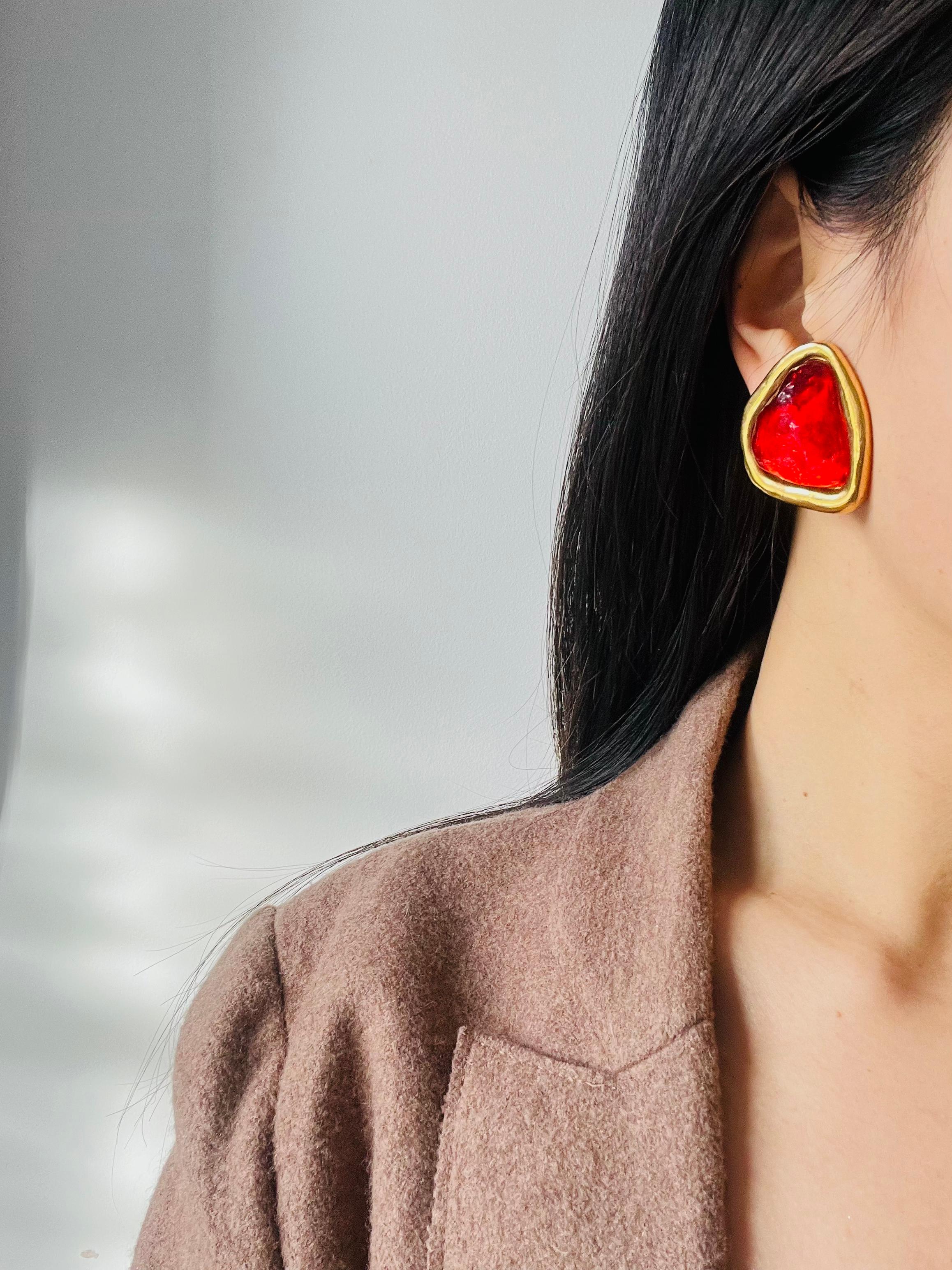 Yves Saint Laurent YSL Pendientes de clip de cristal de rubí triangulares asimétricos vintage en venta 3