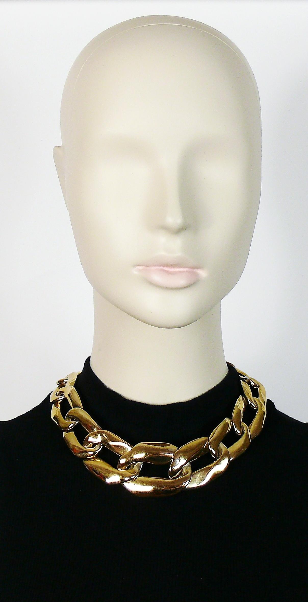 YVES SAINT LAURENT vintage ATHOS iconic gold toned curb chain necklace.

Hook clasp closure.
Adjustable length.

Embossed YSL Made in France.

Indicative measurements : adjustable length from approx. 43 cm (16.93 inches) to approx. 48 cm (18.90