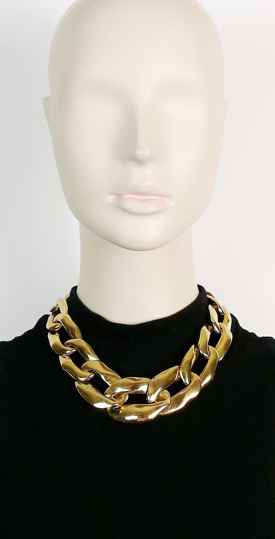 YVES SAINT LAURENT vintage ATHOS iconic gold toned curb chain necklace.

Hook clasp closure.
Adjustable length.

Embossed YSL Made in France.

Indicative measurements : adjustable length from approx. 43.5 cm (17.13 inches) to approx. 47 cm (18.50