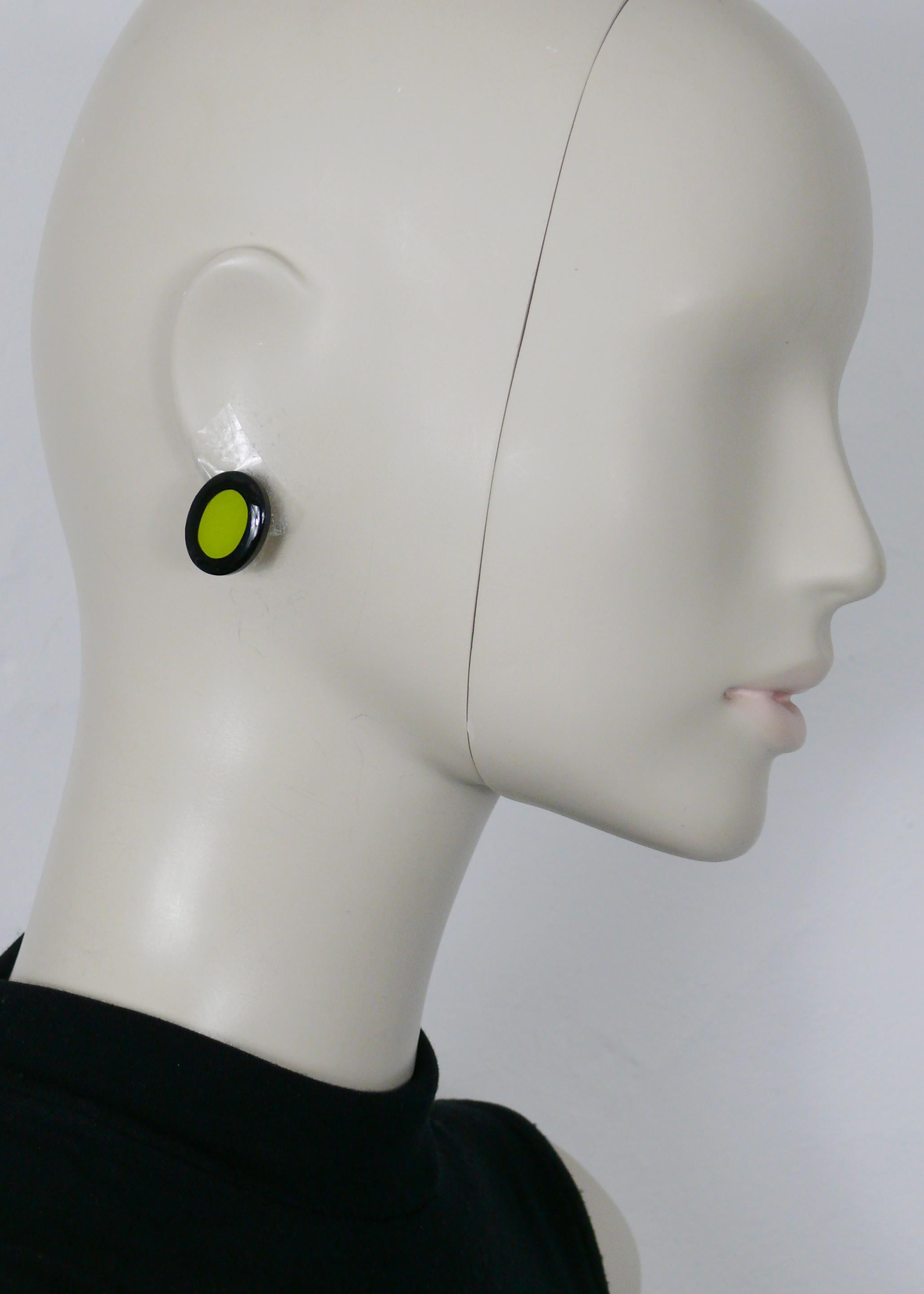 YVES SAINT LAURENT Vintage-Ohrringe in abstrakter Form mit einem Oval aus schwarzem und grünem Harz.

Geprägtes YSL.

Ungefähre Maße: Höhe ca. 2,2 cm (0,87 inch) / Breite ca. 1,8 cm (0,71 inch).

ANMERKUNGEN
- Es handelt sich um einen gebrauchten