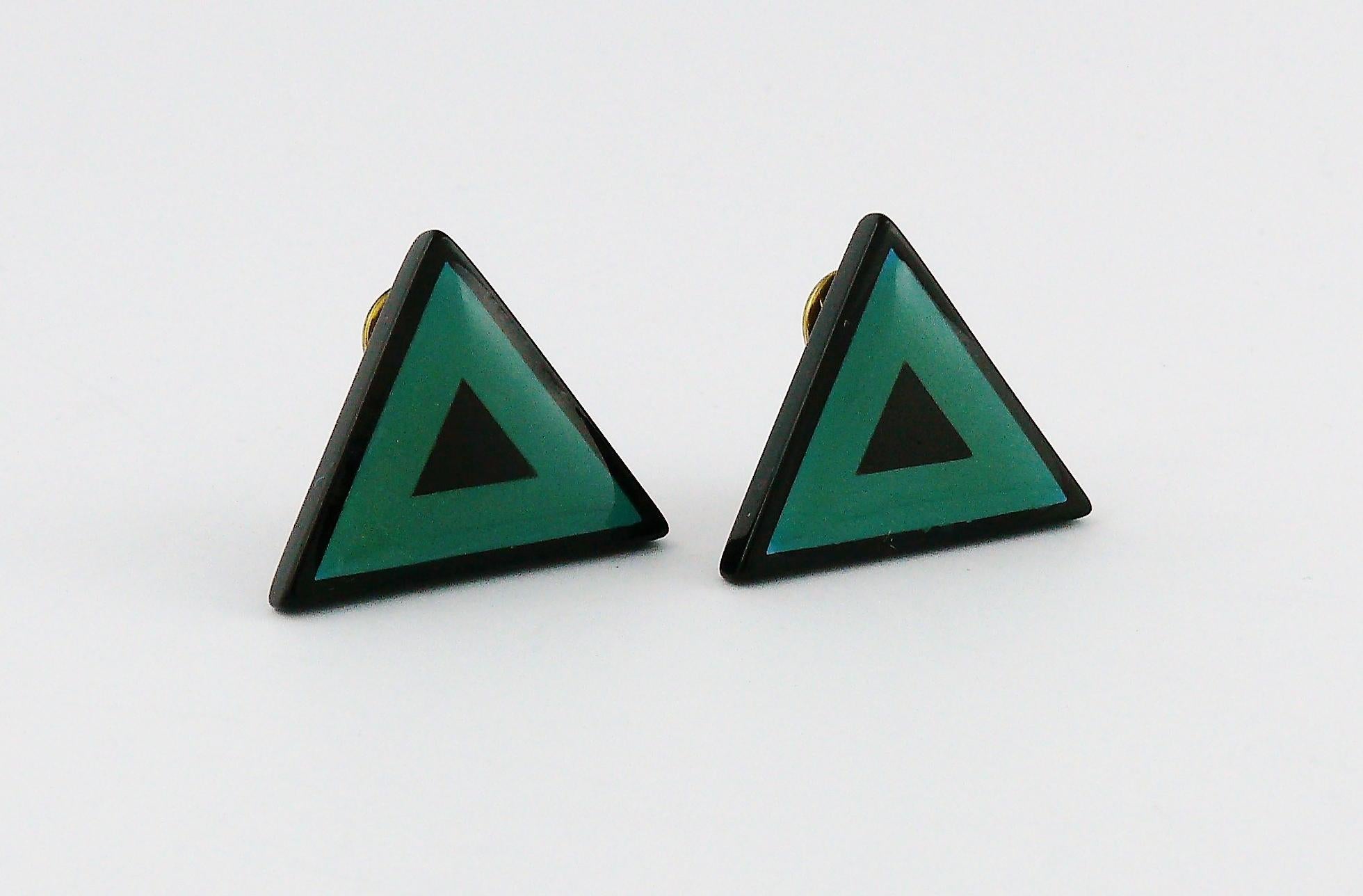 YVES SAINT LAURENT vintage abstraction clip-on earrings featuring a black and green resin triangle.

Embossed YSL.

Indicative measurements : height approx. 2.1 cm (0.83 inch) / max. width approx. 2.9 cm (1.14 inches).

JEWELRY CONDITION CHART
- New