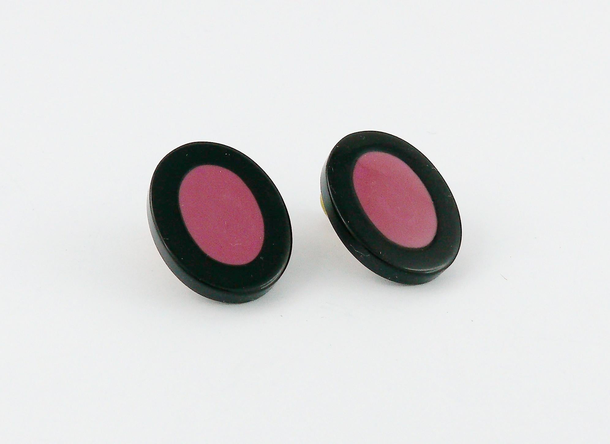 YVES SAINT LAURENT Vintage-Ohrringe in abstrakter Form mit einem Oval aus schwarzem und rosa Harz.

Geprägtes YSL.

Ungefähre Maße: Höhe ca. 2,2 cm (0,87 inch) / Breite ca. 1,8 cm (0,71 inch).

SCHMUCK-ZUSTANDSTABELLE
- Neu oder nie getragen: