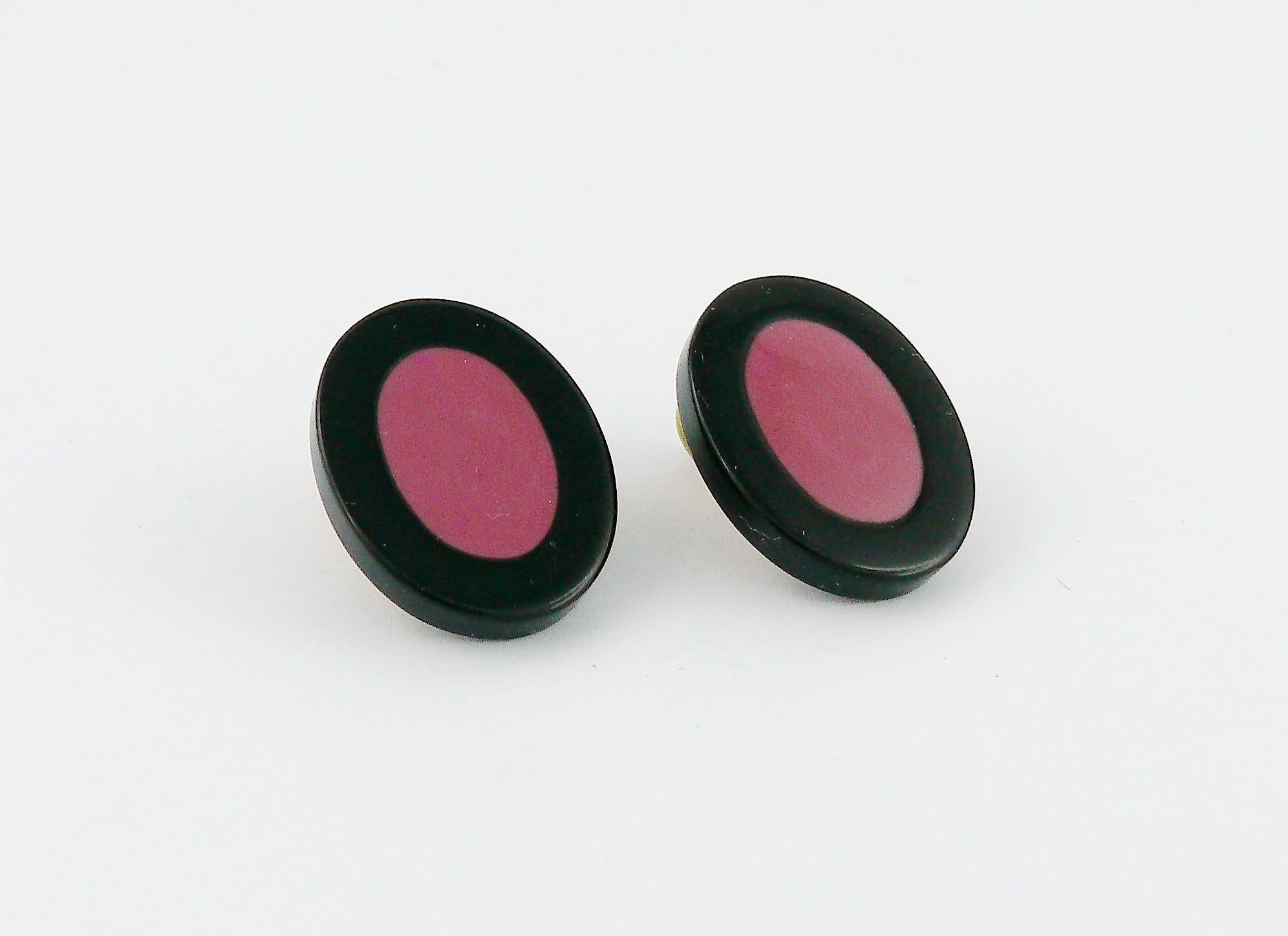 YVES SAINT LAURENT Vintage-Ohrringe in abstrakter Form mit einem Oval aus schwarzem und rosa Harz.

Geprägtes YSL.

Ungefähre Maße: Höhe ca. 2,2 cm (0,87 inch) / Breite ca. 1,8 cm (0,71 inch).

SCHMUCKZUSTANDSDIAGRAMM
- Neu oder nie getragen: