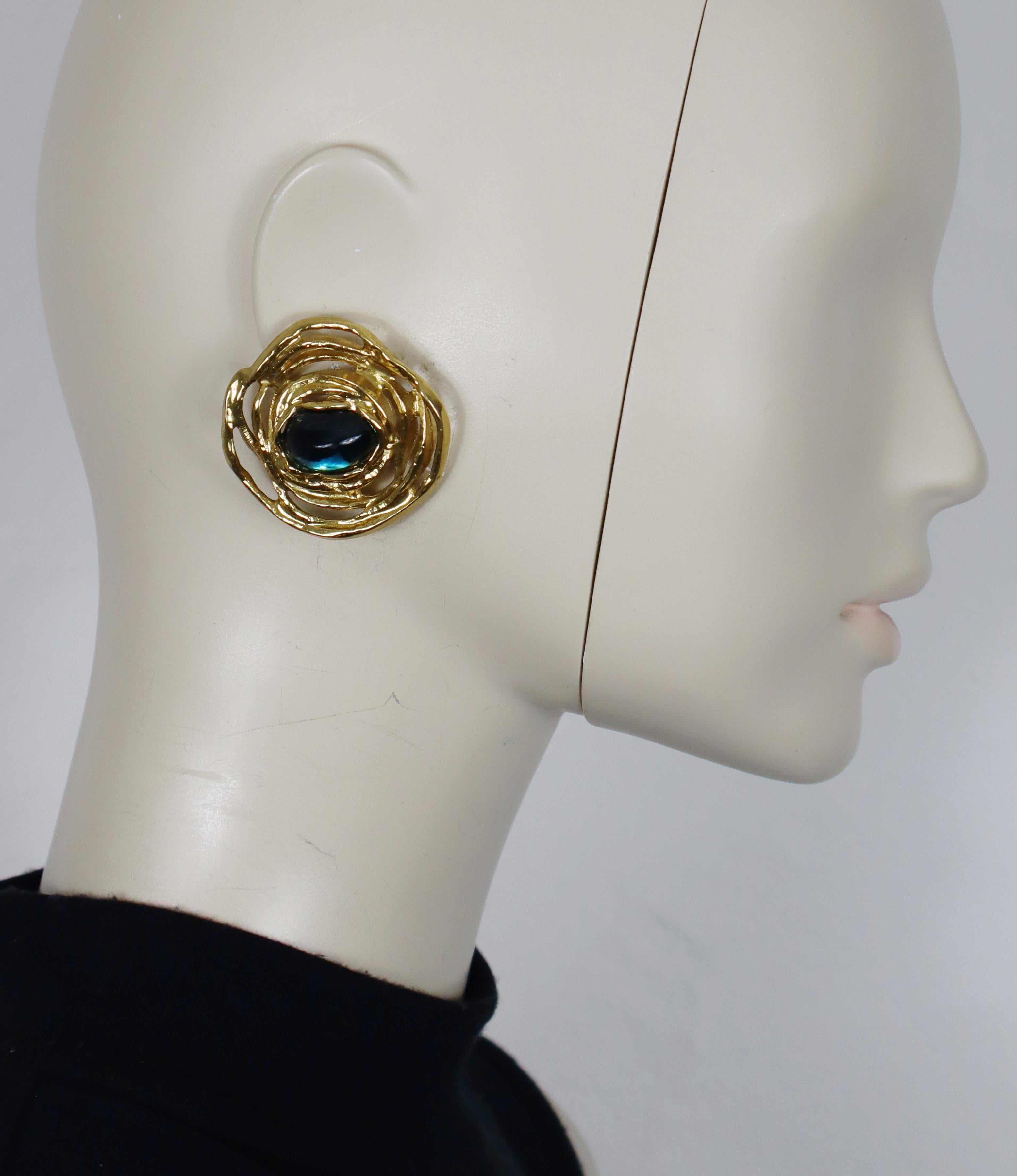 YVES SAINT LAURENT vintage gold tone clip-on earrings embellished with a blue resin cabochon.

Embossed YSL Made in France.

Indicative measurements : max. height approx. 4.5 cm (1.77 inches) / max. width approx. 4.5 cm (1.77 inches).

Weight per