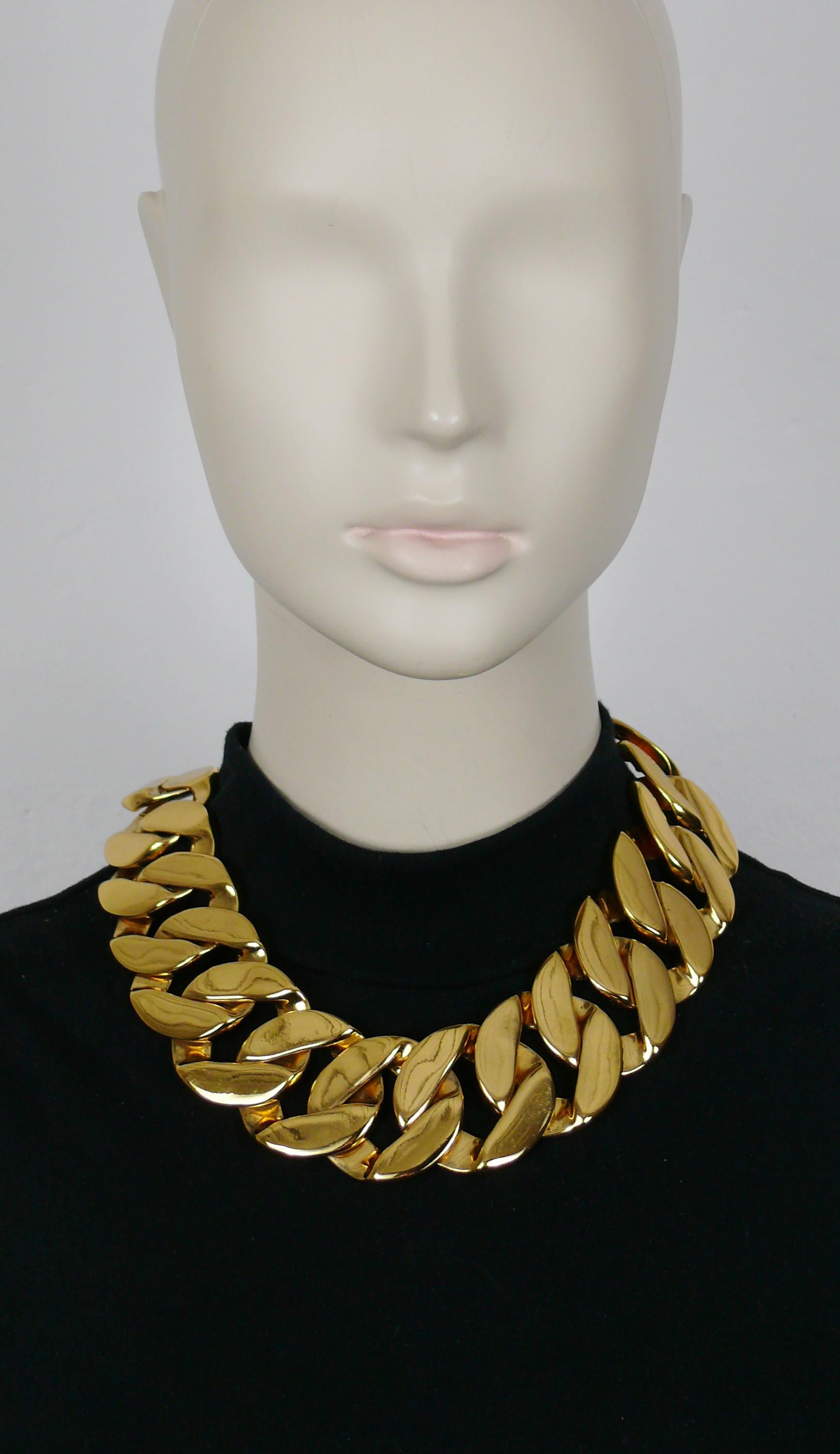 YVES SAINT LAURENT vintage chunky gold tone curb chain necklace.

Adjustable T-bar and heart toggles closure.

Embossed YSL Made in France.
Cursive YVES SAINT LAURENT signature on the heart rings.

Indicative measurements : adjustable length from