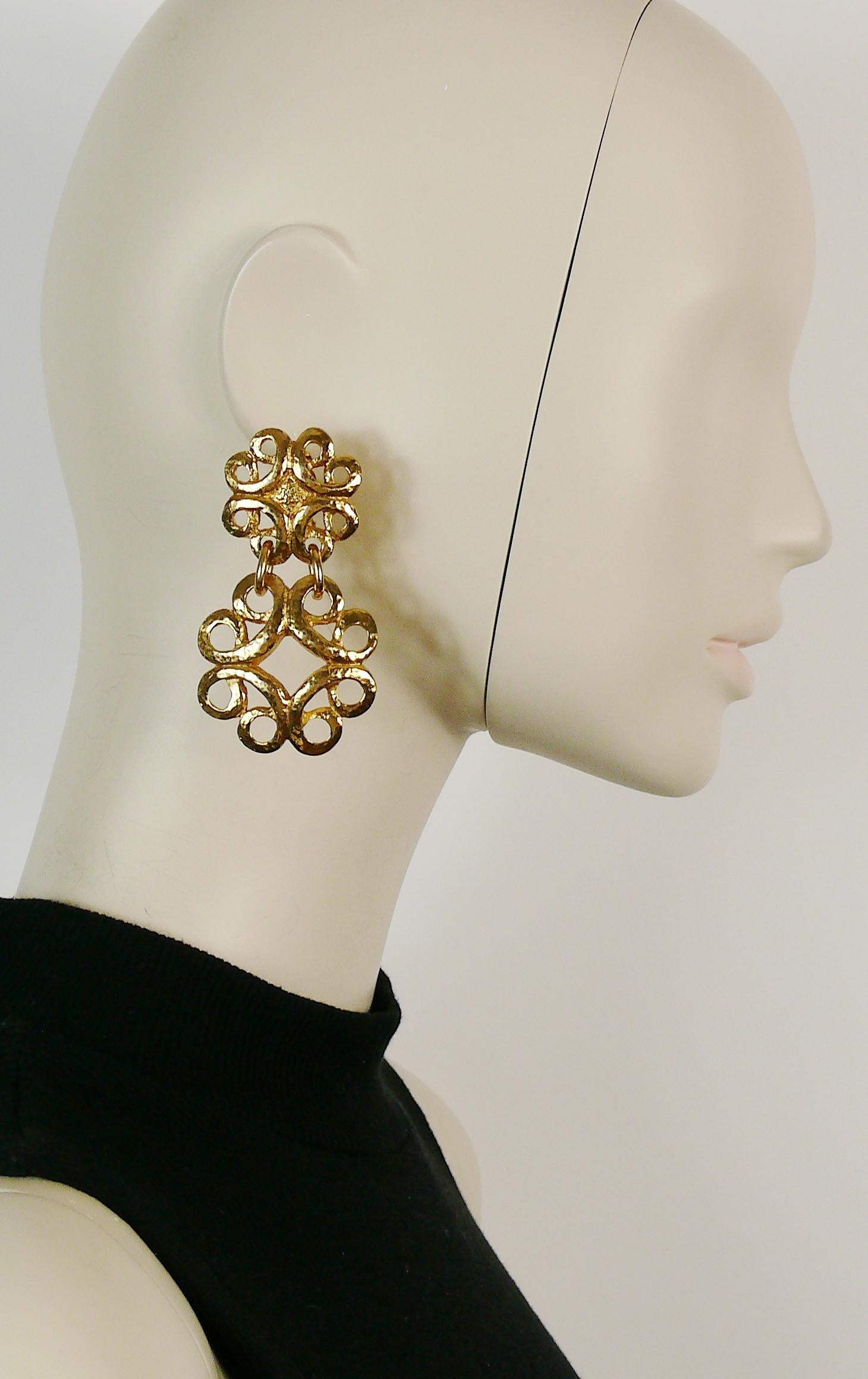 YVES SAINT LAURENT vintage chunky gold toned swirl pattern textured dandling earrings (clip-on).

Marked YSL.
Made in France.

Indicative measurements : height approx. 7 cm (2.76 inches) / max. width approx. 4 cm (1.57 inches).

NOTES
- This is a