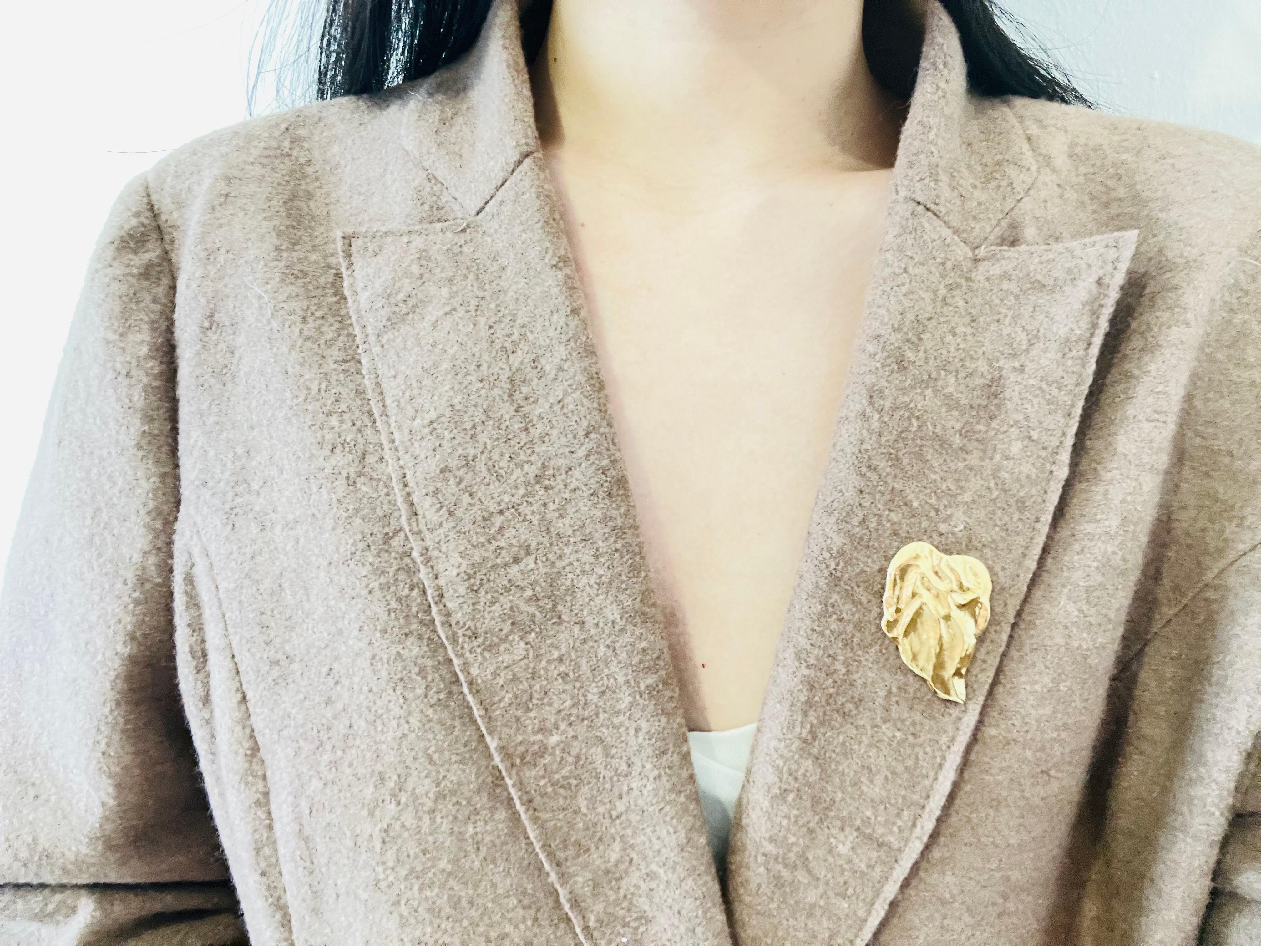 Women's or Men's Yves Saint Laurent YSL Vintage Classic Textured Wave Gold Leaf Pin Brooch Metal  For Sale
