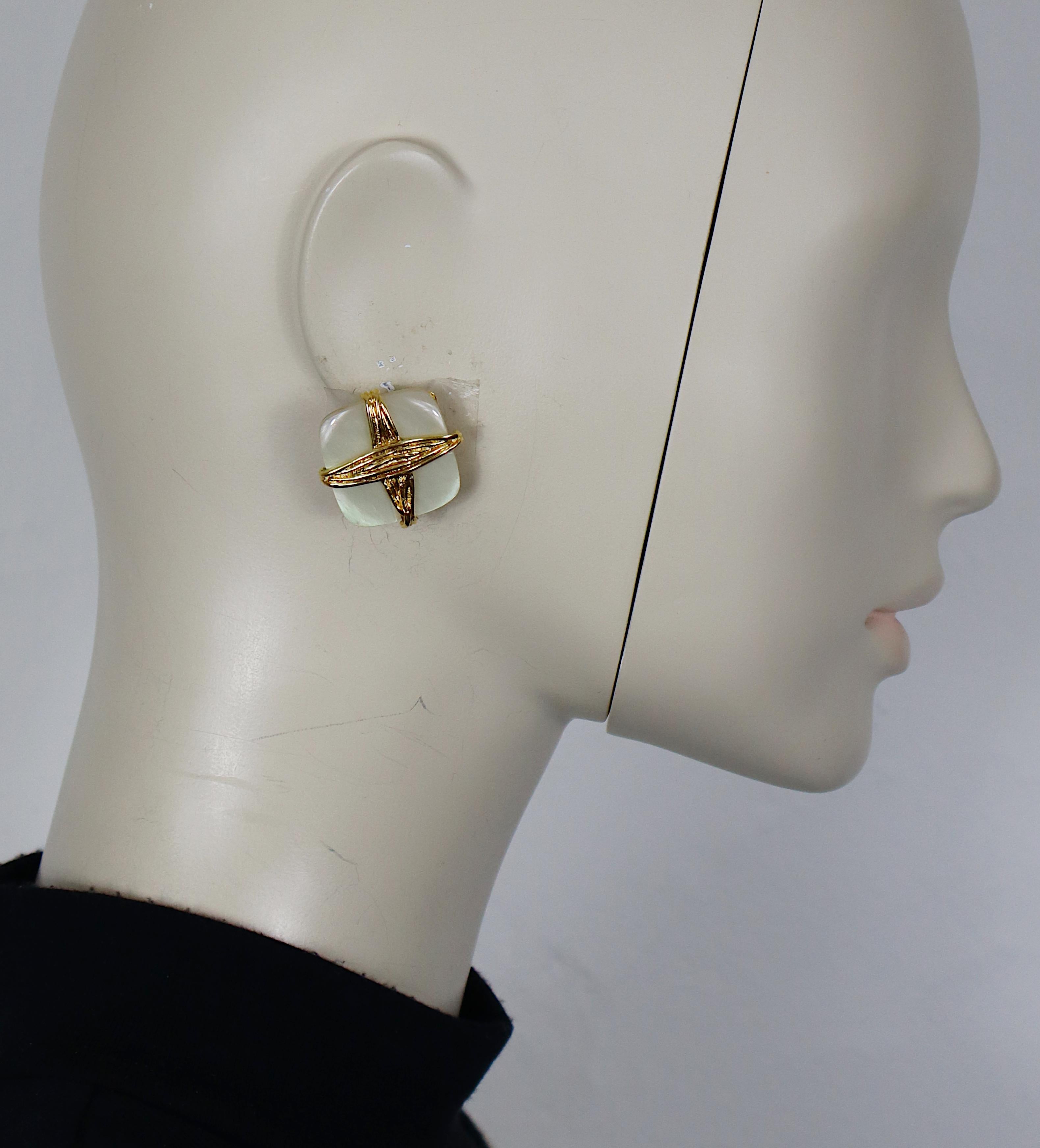 YVES SAINT LAURENT vintage gold tone clip-on earrings embellished with an iridescent resin square plate.

Embossed YSL Made in France.

Indicative measurements : approx. 2.8 cm x 2.8 cm (1.10 inches x 1.10 inches).

Weight per earring : approx. 12