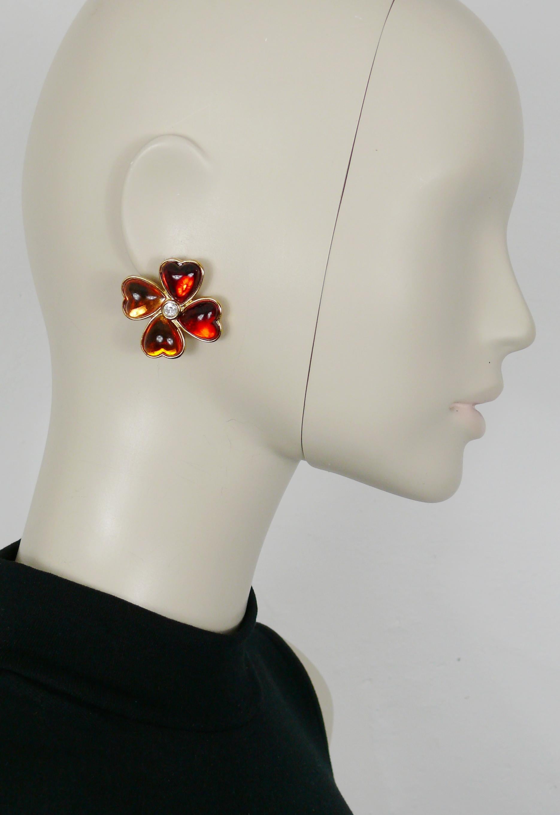 YVES SAINT LAURENT vintage clover clip-on earrings featuring orange and red resin heart petals in a gold toned setting.

Embossed YSL Made in France.

Indicative measurements : width approx. 3.5 cm (1.38 inches) / height approx. 3.5 cm (1.38