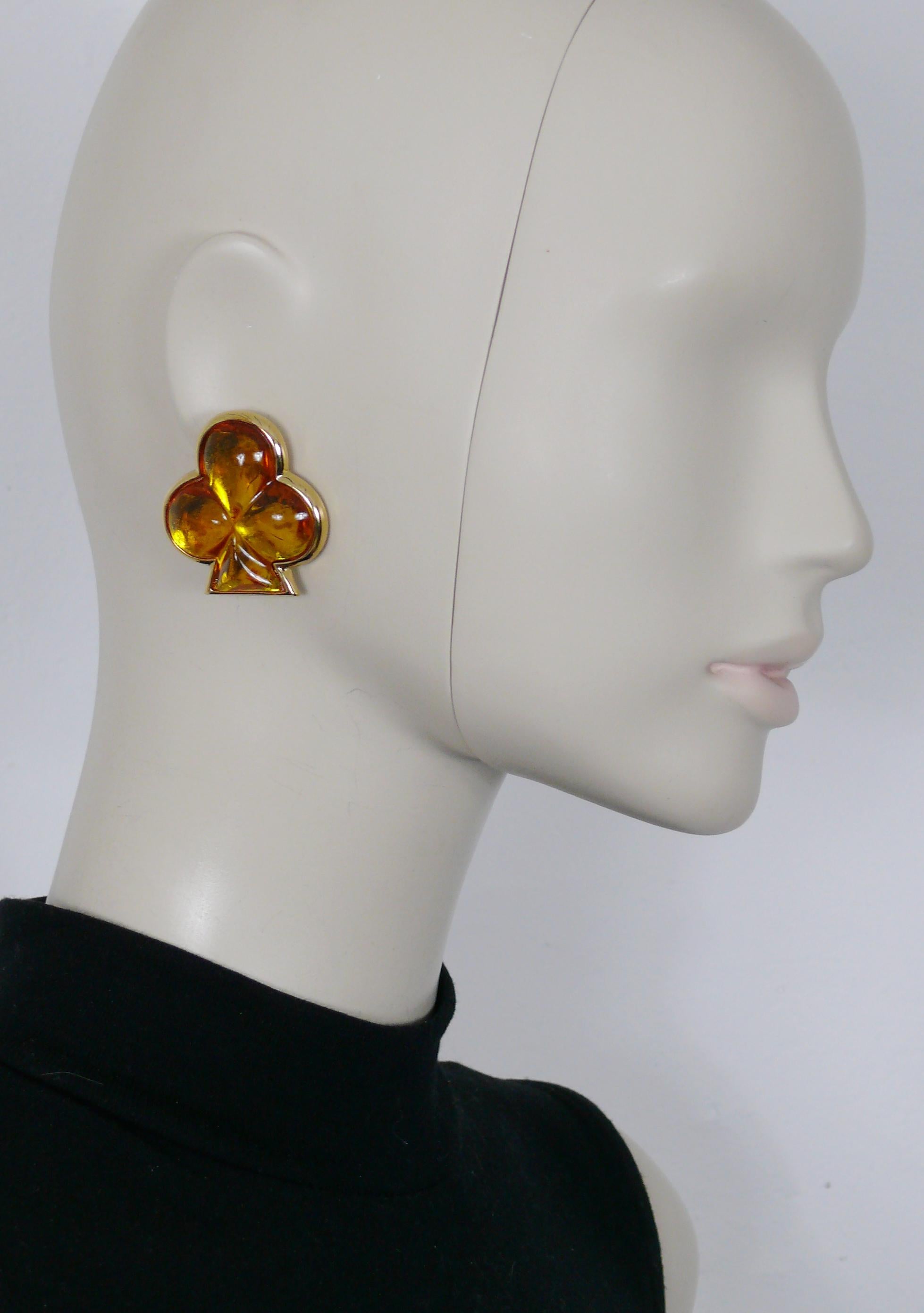 YVES SAINT LAURENT vintage gold toned and orange resin clubs clip-on earrings.

Embossed YSL Made in France.

Indicative measurements : max. width approx. 3.7 cm (1.46 inches) / height approx. 4 cm (1.57 inches).

NOTES
- This is a preloved vintage
