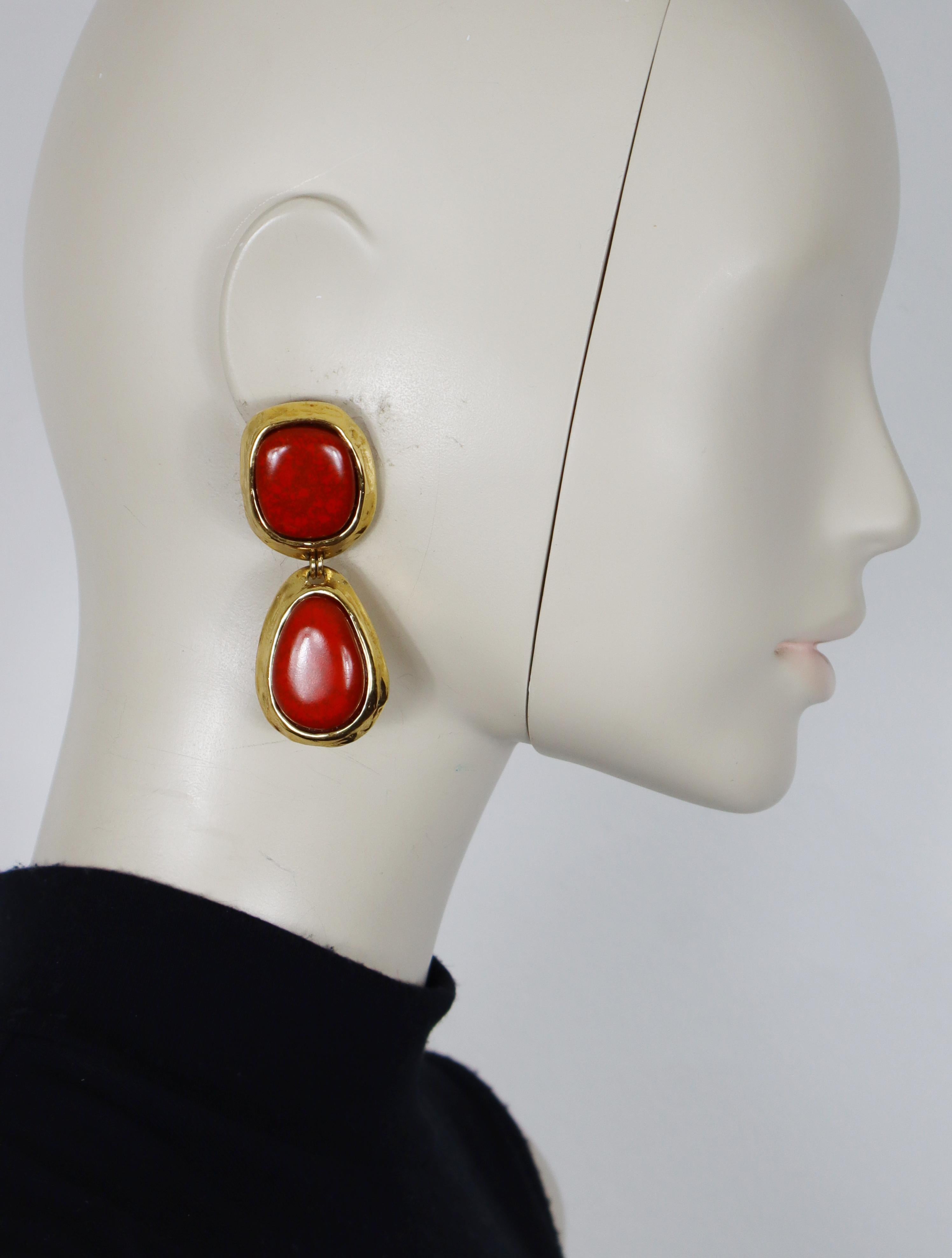 Boucles d'oreilles pendantes vintage YVES SAINT LAURENT (clip-on) présentant de grands cabochons en résine marbrée dans une monture texturée en ton or.

Marqué YSL Made in France.

Mesures indicatives : hauteur env. 7 cm (2.76 inches) / largeur max.