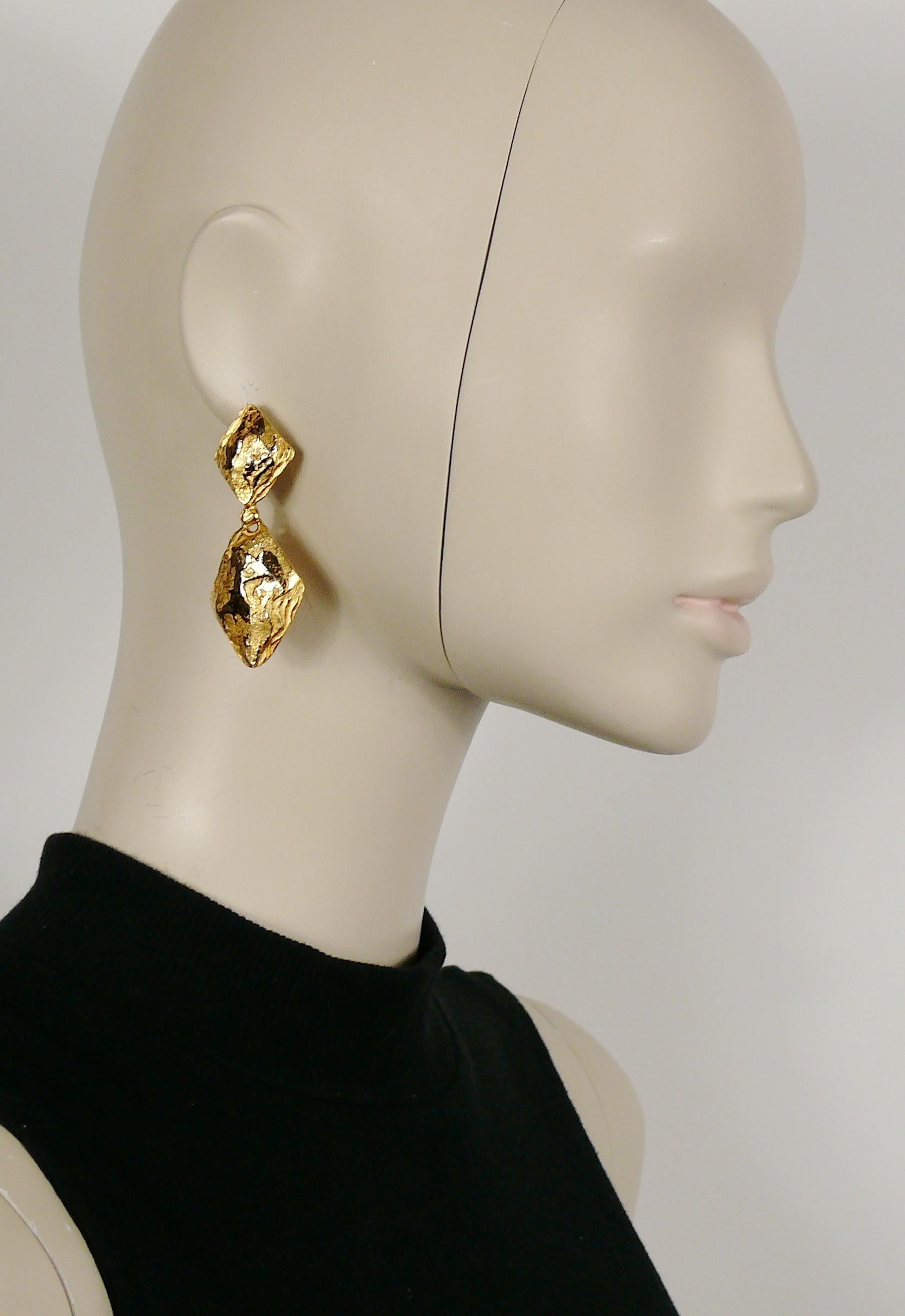 YVES SAINT LAURENT vintage distressed gold toned dangling earrings (clip-on).

Marked YSL Made in France.

Indicative measurements : height approx. 6.2 cm (2.44 inches) / max. width approx. 2.3 cm (0.91 inch).

NOTES
- This is a preloved vintage