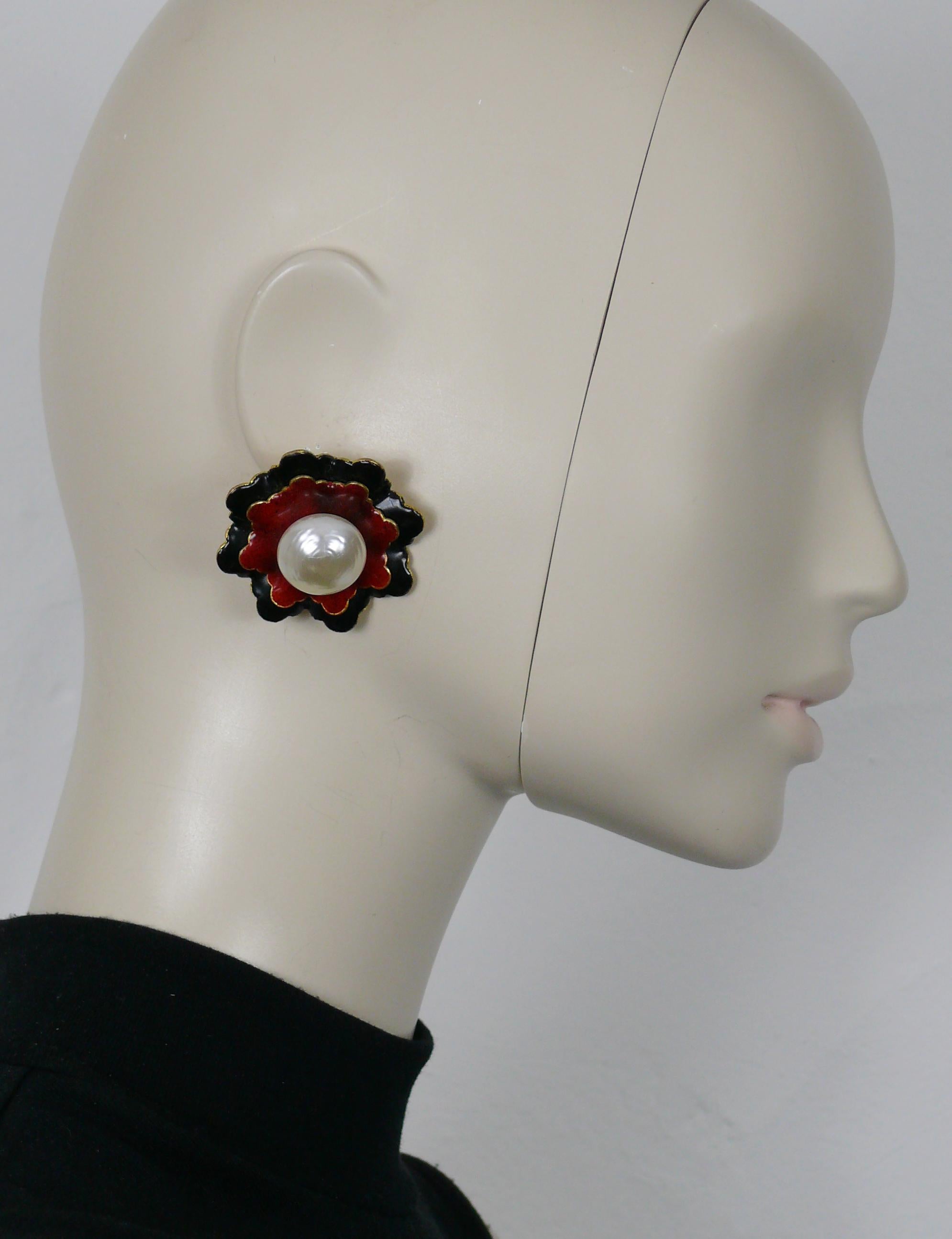 YVES SAINT LAURENT vintage black/red enamel flower design clip-on earrings embellished with a large faux pearl at the center.

Embossed YSL.

Indicative measurements : approx. 4.2 cm x 4 cm (1.65 inches x 1.57 inches).

Weight per earring : approx.
