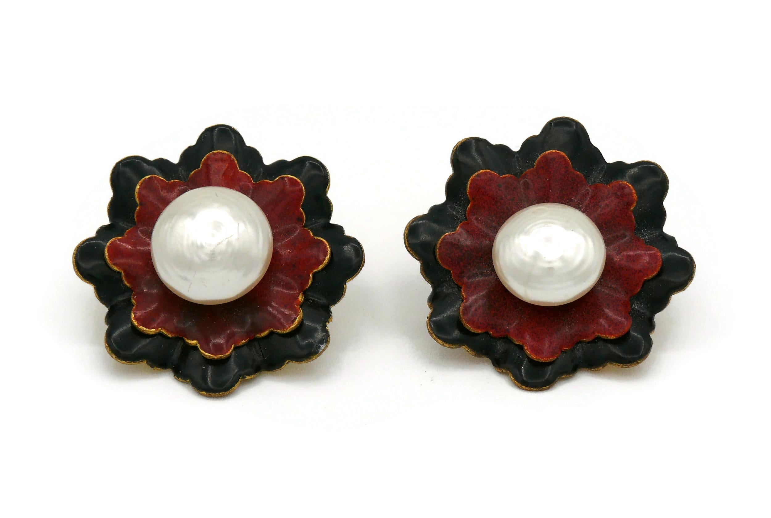 YVES SAINT LAURENT YSL Vintage Enamel Flower Pearl Clip-On Earrings In Good Condition For Sale In Nice, FR