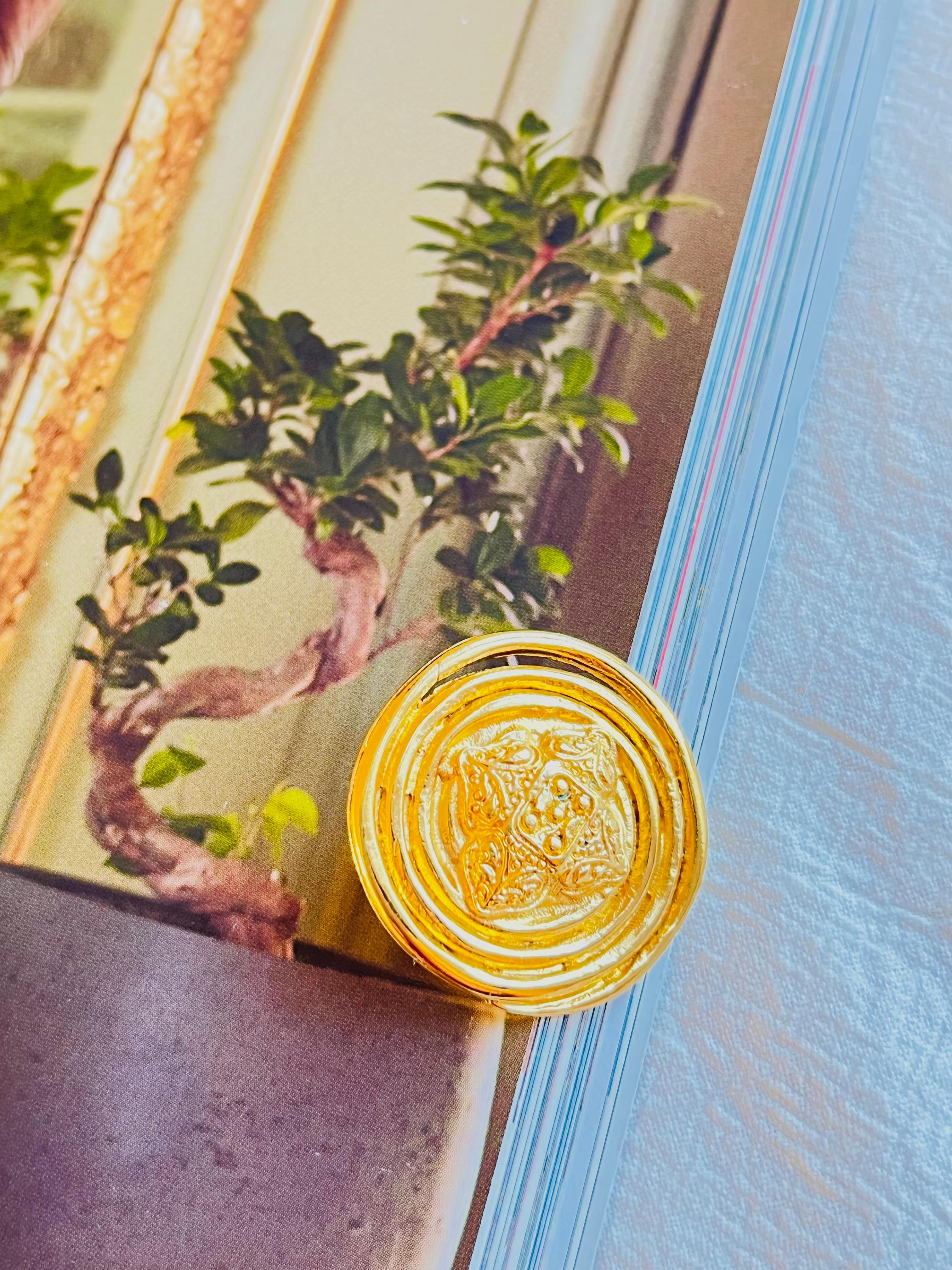 Yves Saint Laurent YSL Vintage Floral Nest Round Badge Openwork Gold Brooch Pin In Excellent Condition For Sale In Wokingham, England