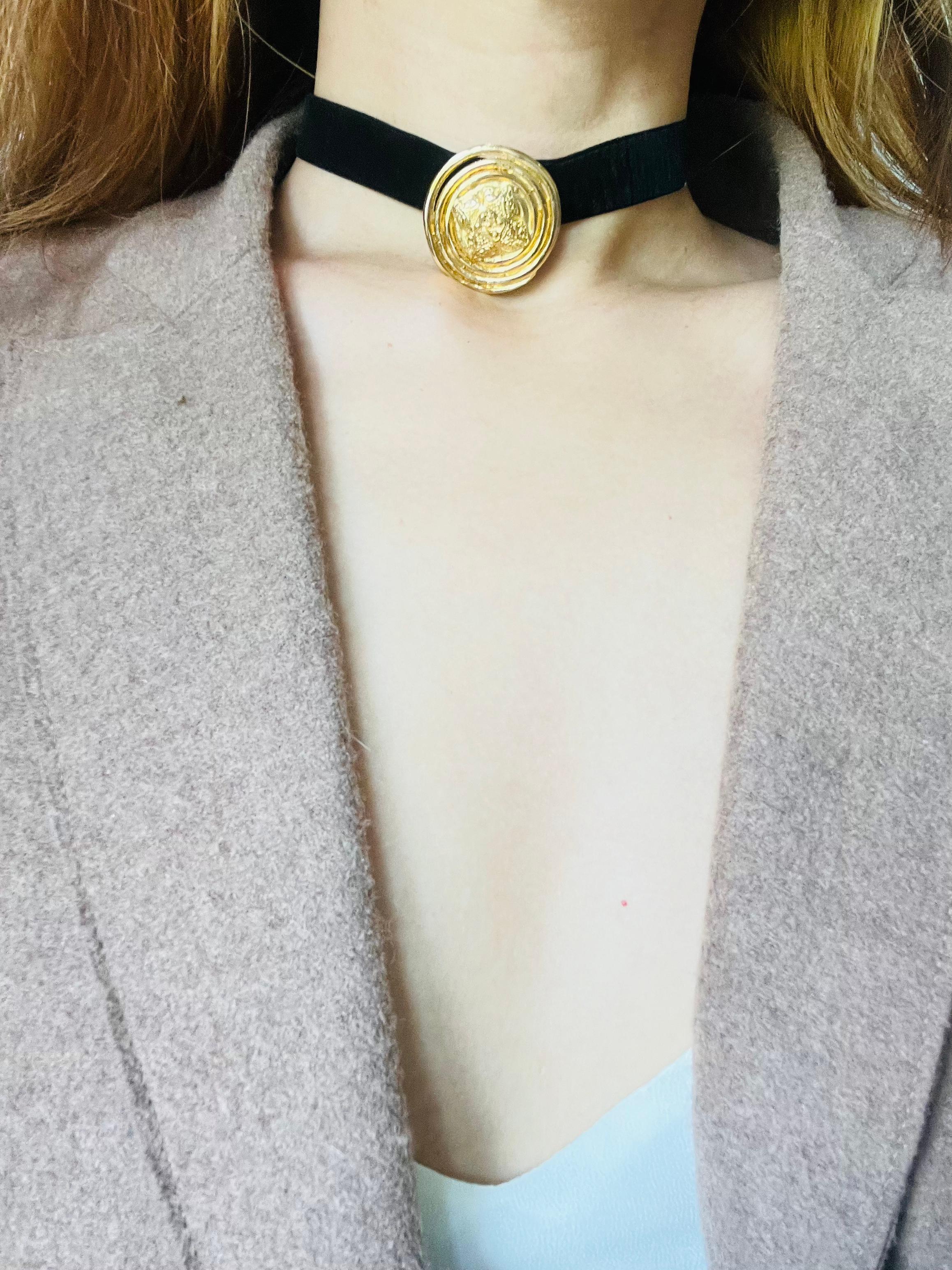 Yves Saint Laurent YSL Vintage Floral Nest Round Badge Openwork Gold Brooch Pin For Sale 2