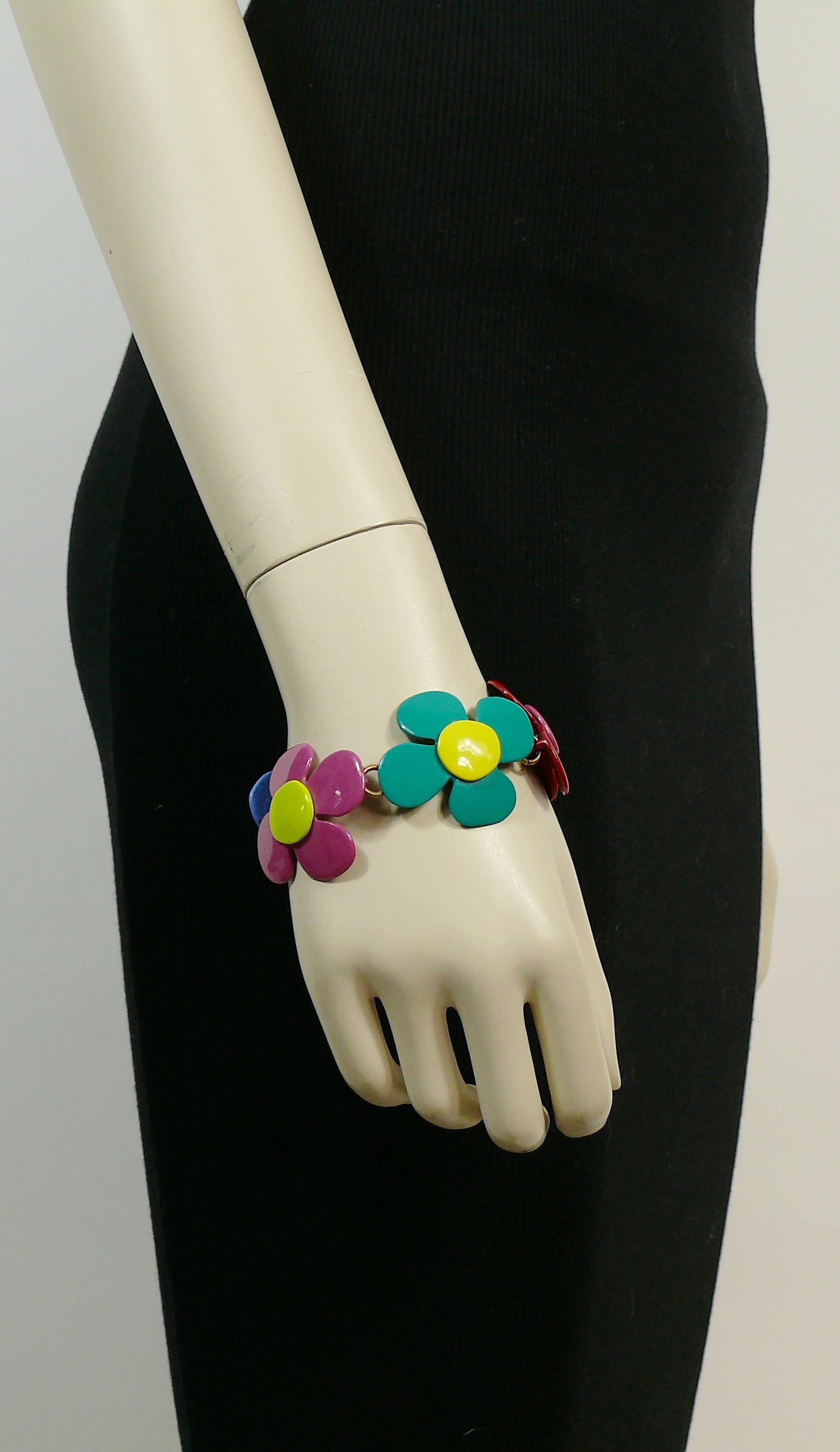 YVES SAINT LAURENT vintage flower power enamel bracelet.

Embossed YSL Made in France and YVES SAINT LAURENT on the love heart clasp.

Indicative measurements : adjustable length from approx. 19.5 cm (7.68 inches) to approx. 22 cm (8.66 inches) /