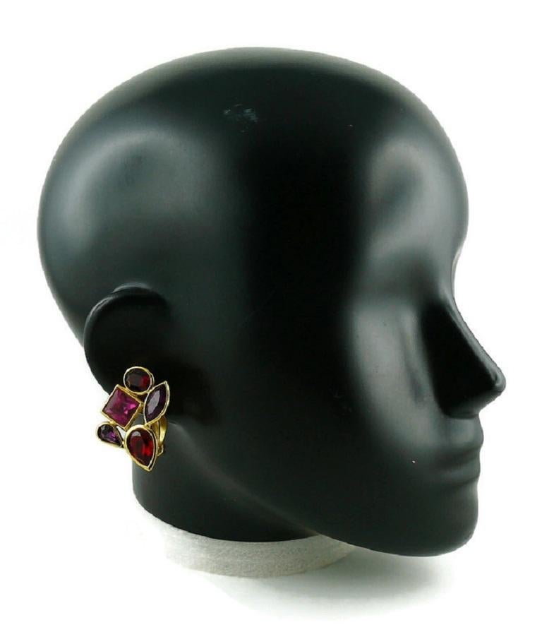 YVES SAINT LAURENT vintage gold toned clip-on earrings featuring geometric faceted crystals in red, fuschia and purple colors.

Marked YSL.
Made in France.

Indicative measurements : approx. 3.8 cm x 2.6 cm (1.50 inches x 1.02 inches).

JEWELRY