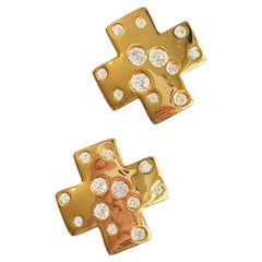 Orecchini vistosi Yves Saint Laurent YSL Vintage con croce dorata e cristalli scintillanti