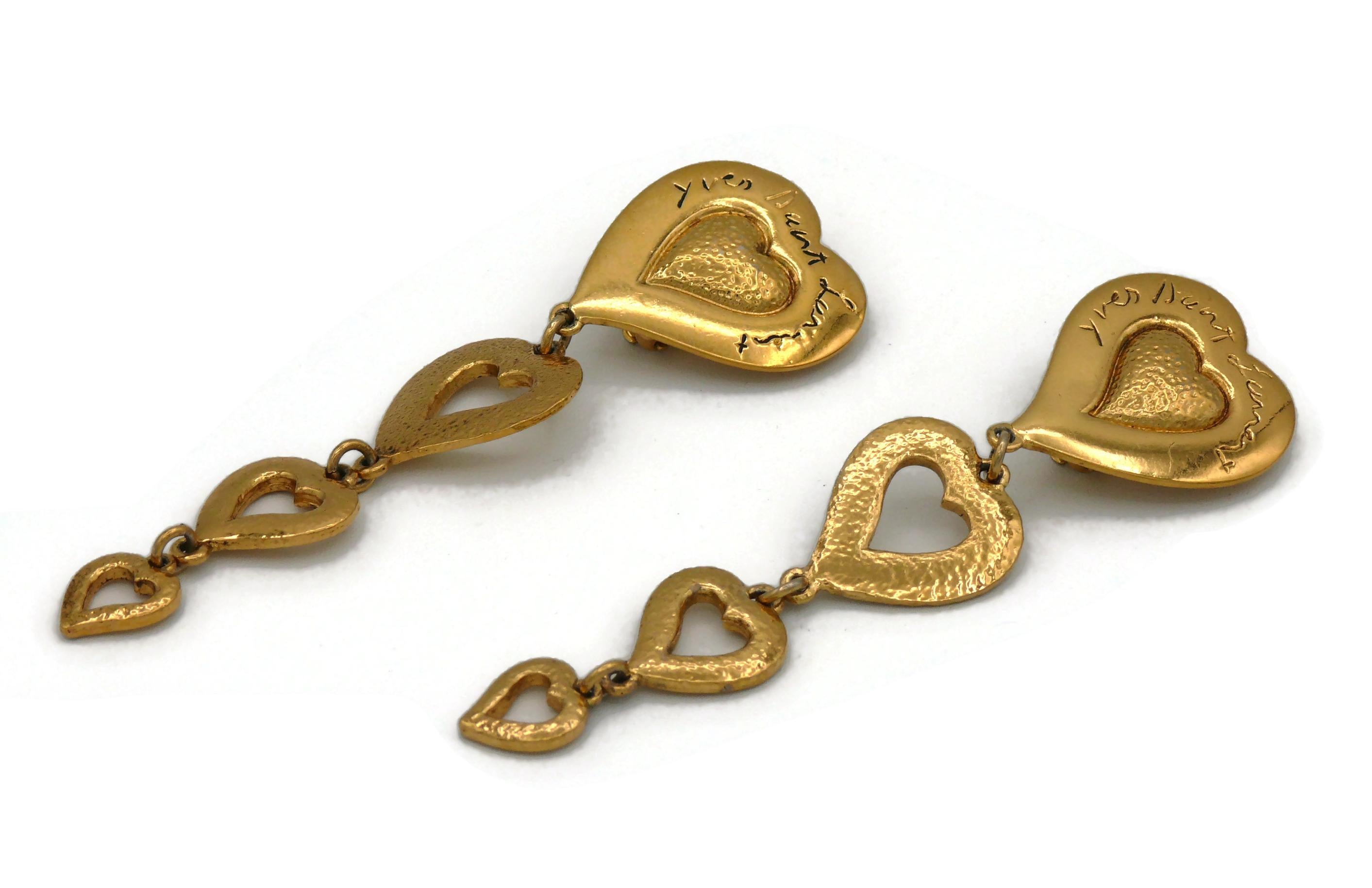 YVES SAINT LAURENT YSL Vintage Goldfarbene kaskadenförmige Ohrringe mit baumelnden Herzen Damen im Angebot