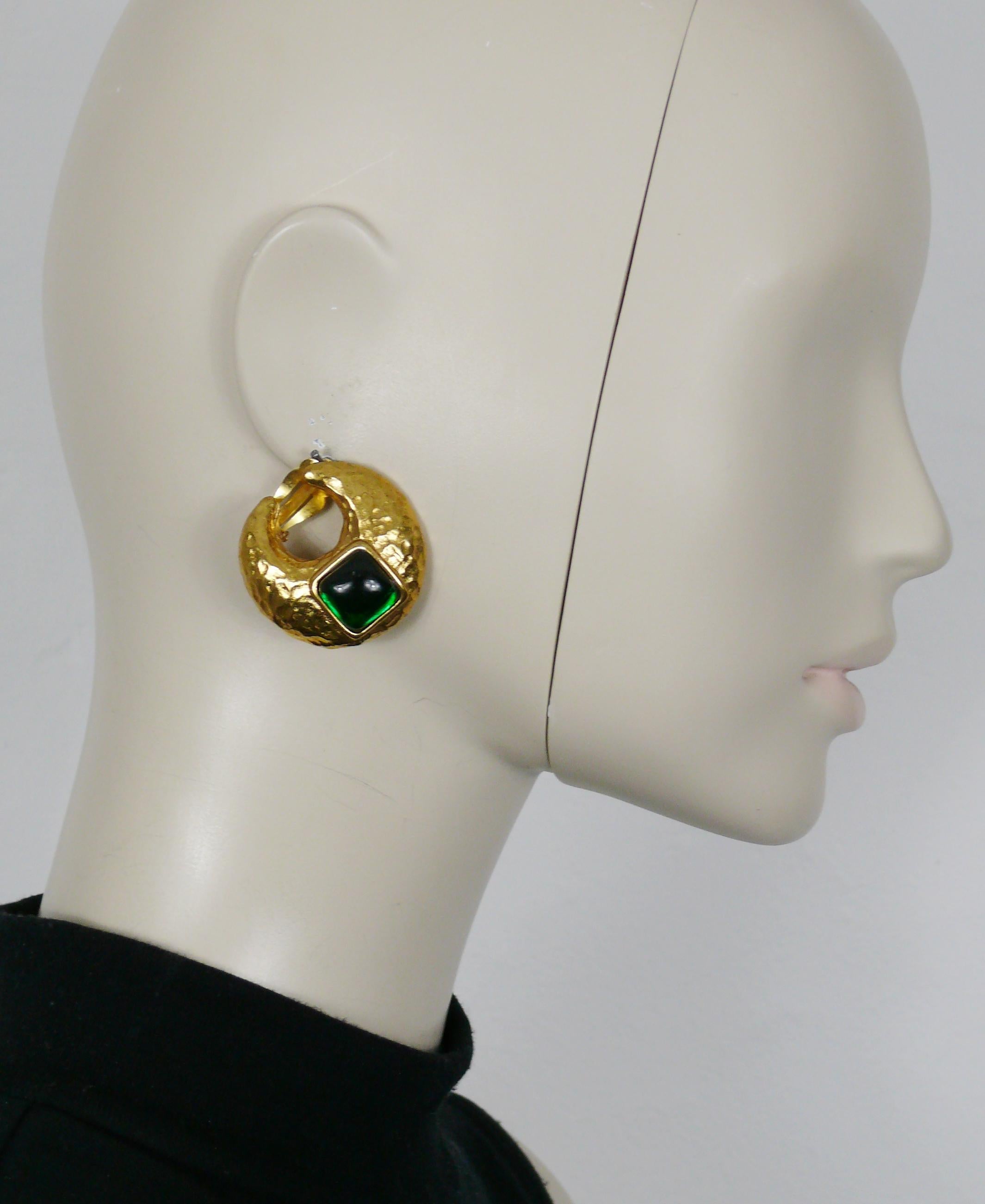 YVES SAINT LAURENT Vintage-Ohrringe in gehämmertem Goldton, halbmondförmig, mit einem grünen Harz-Cabochon verziert.

Geprägtes YSL Made in France.

Ungefähre Maße: Höhe ca. 3,5 cm (1,38 Zoll) / max. Breite ca. 3,5 cm (1,38 Zoll).

Gewicht pro