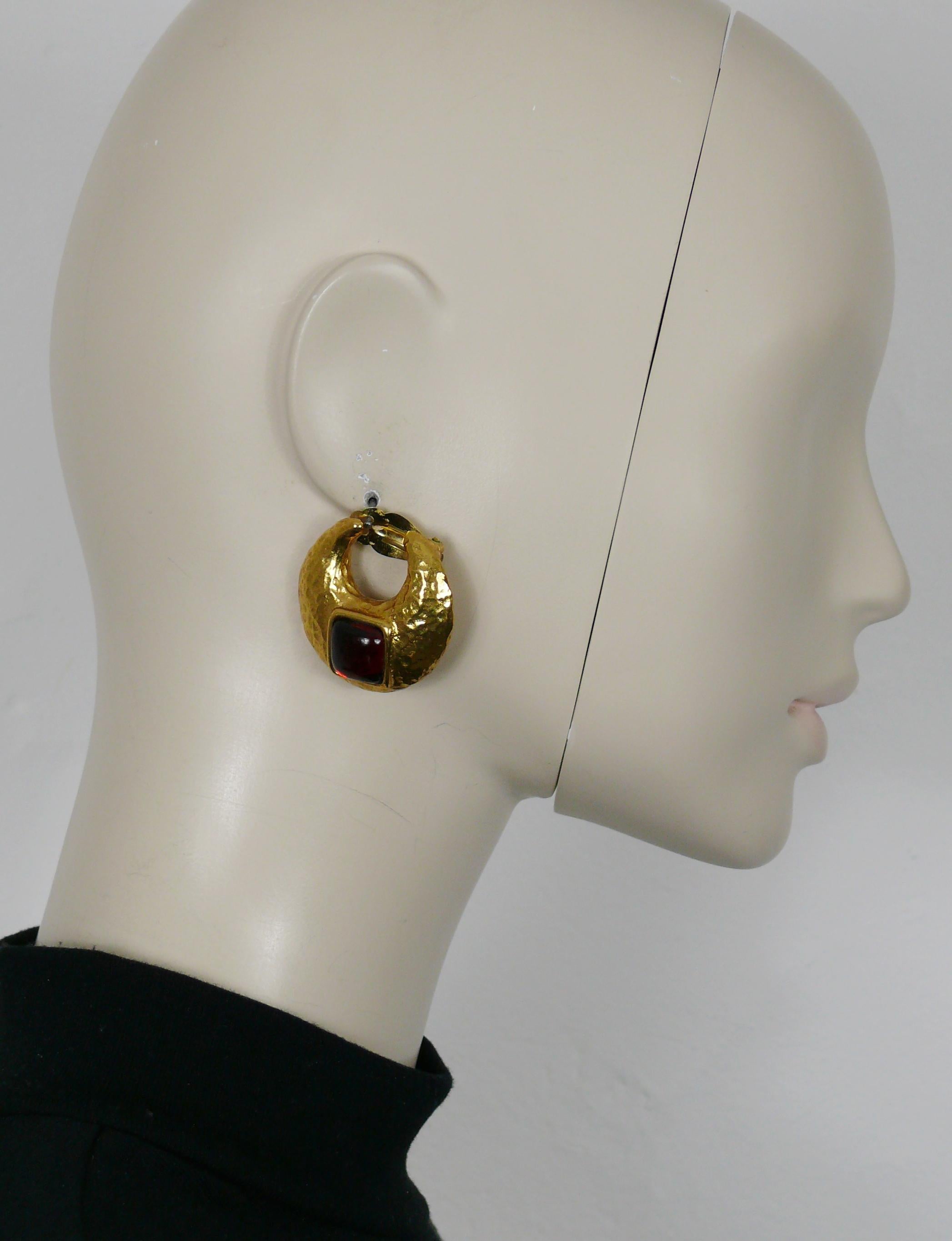 YVES SAINT LAURENT Vintage-Ohrringe in Form eines halbmondförmigen, strukturierten Goldtons, verziert mit einem roten Harz-Cabochon.

Geprägtes YSL Made in France.

Ungefähre Maße: Höhe ca. 3,5 cm (1,38 Zoll) / max. Breite ca. 3,5 cm (1,38