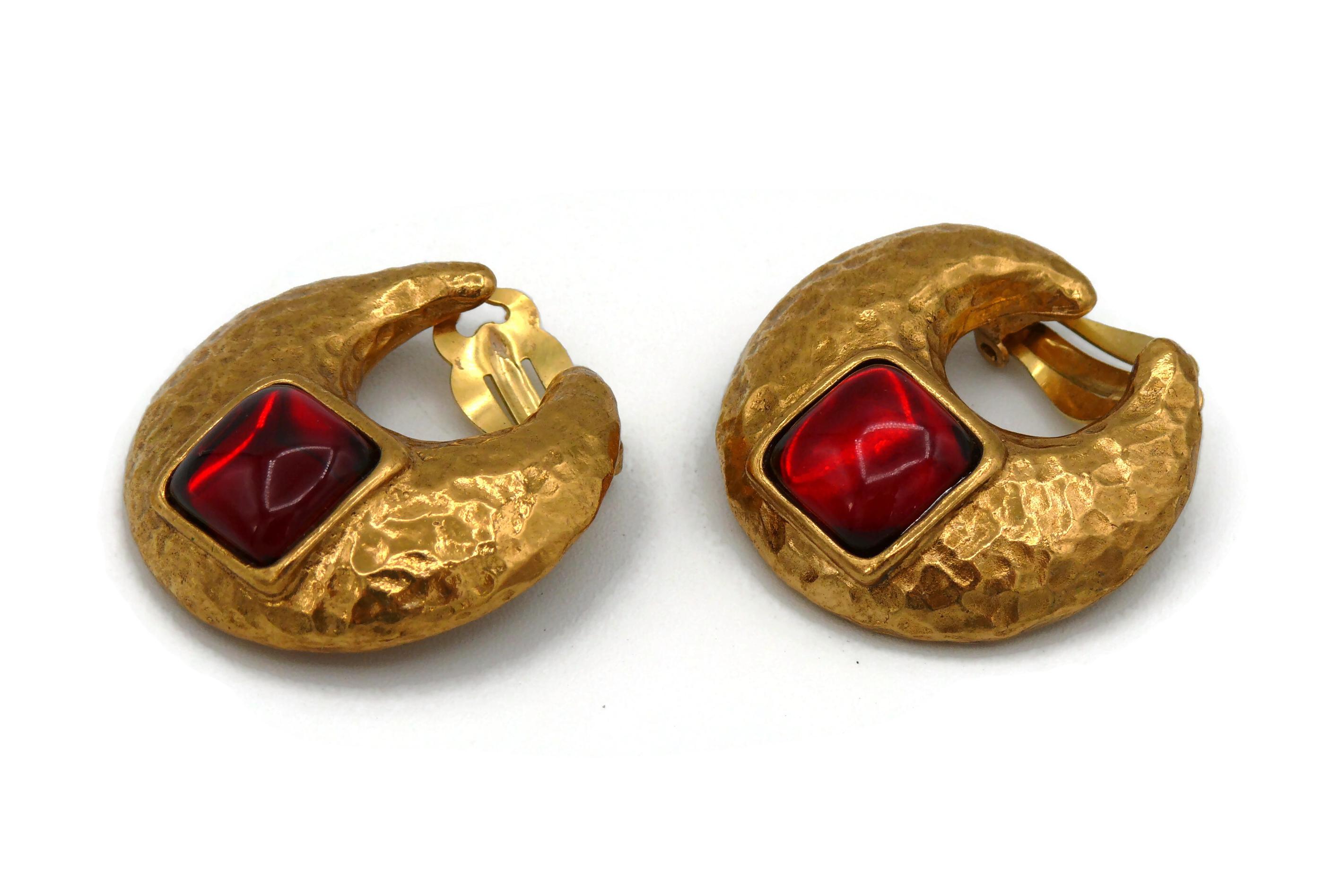 YVES SAINT LAURENT YSL Vintage Gold Tone Crescent Red Resin Clip-On Earrings In Good Condition For Sale In Nice, FR