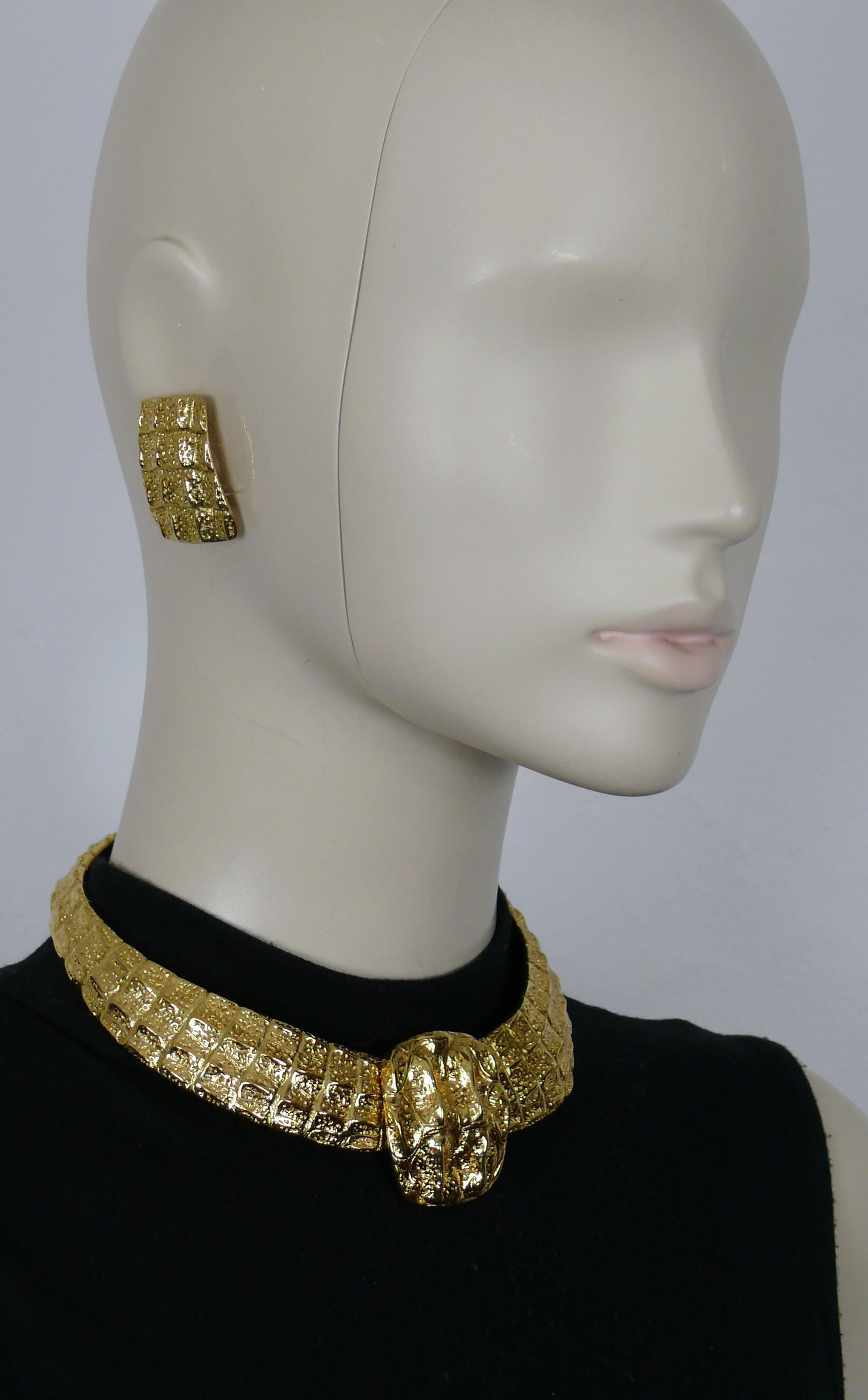 YVES SAINT LAURENT vintage gold tone choker necklace and clip-on earrings set featuring a crocodile scale design.

As seen on PENELOPE CRUZ.

NECKLACE features :
- Articulated.
- Hook clasp closure with extension chain.
- Embossed YSL Made in