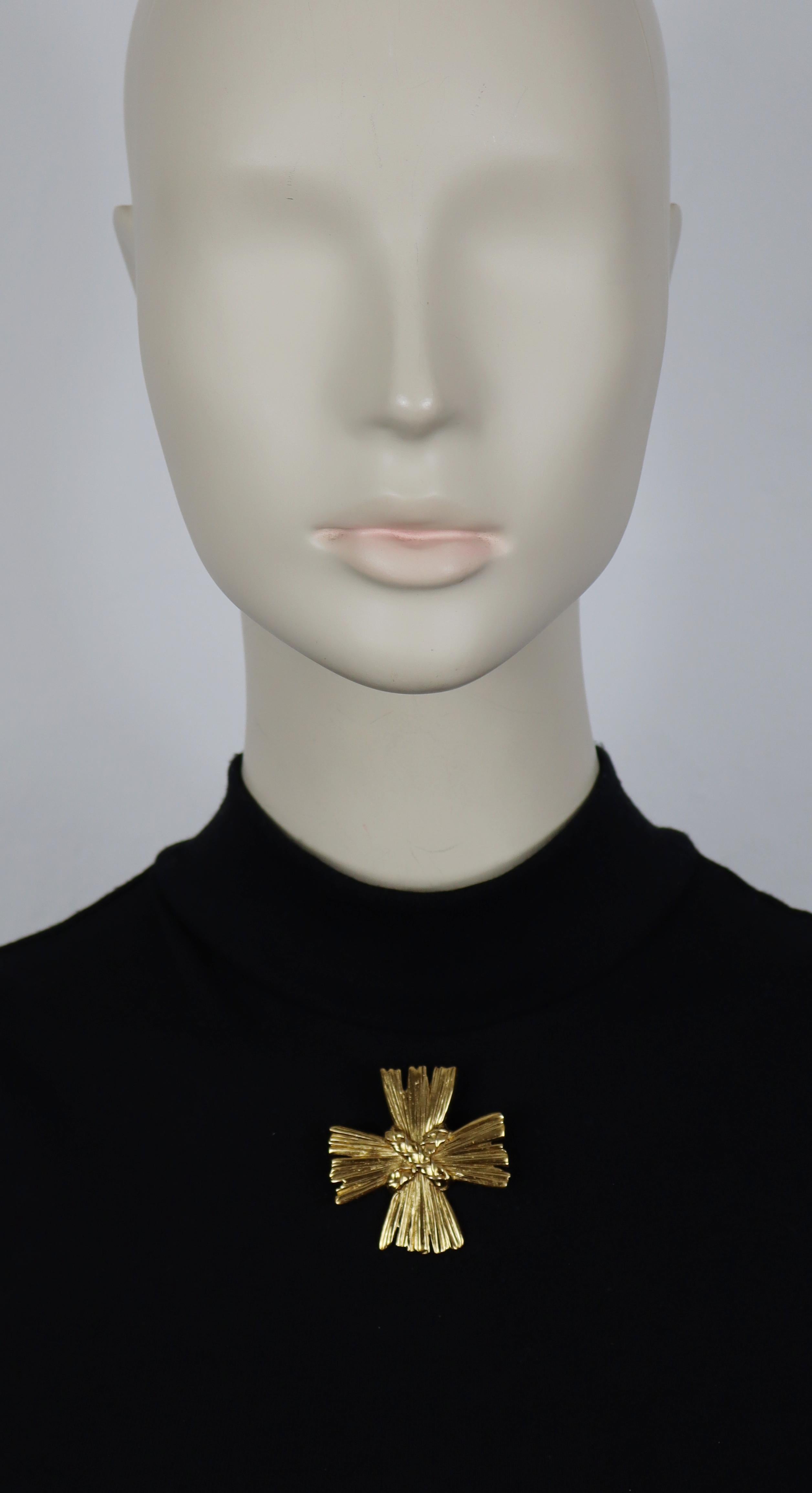 YVES SAINT LAURENT vintage gold tone cross brooch/pendant.

Can be worn as a pendant or brooch.

Embossed YSL Made in France.

Indicative measurements : approx. 4.5 cm x 4.5 cm (1.77 inches x 1.77 inches).

Materials : Gold tone metal