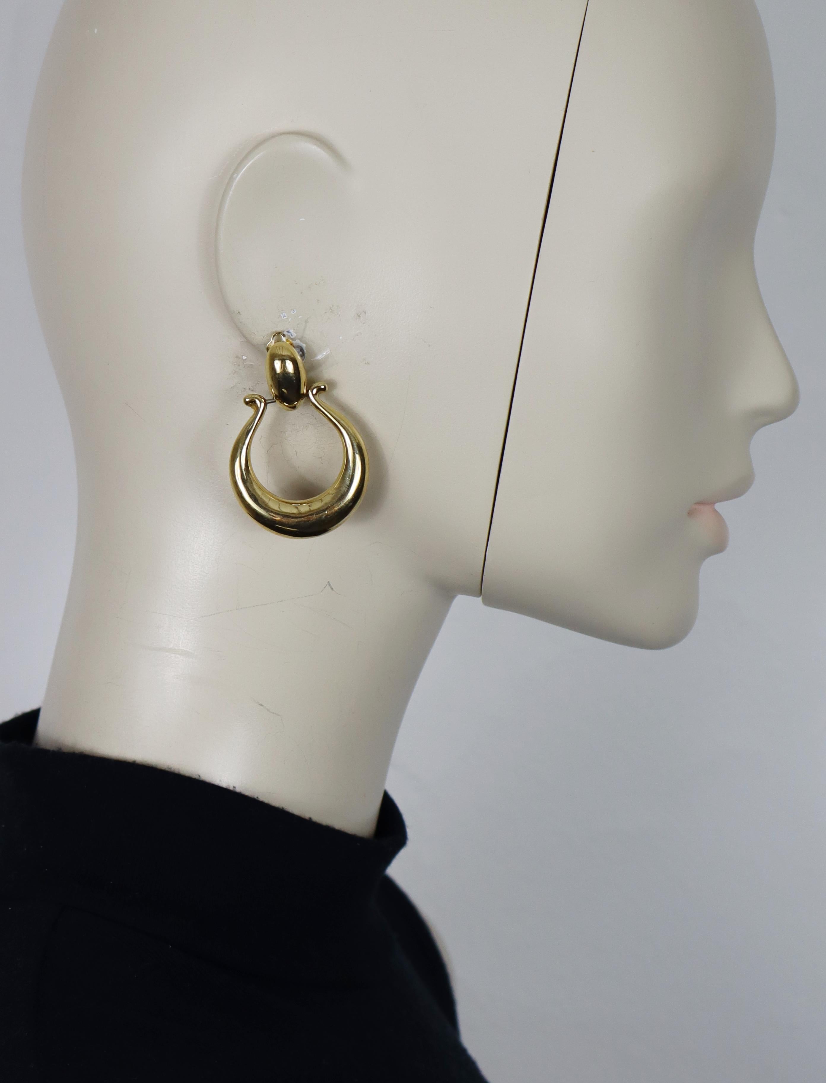YVES SAINT LAURENT vintage gold tone door knocker dangle earrings (clip-on).

Embossed YSL Made in France.

Indicative measurements : height approx. 4.7 cm (1.85 inches) / width approx. 3.2 cm (1.26 inches).

Weight per earring : approx. 13