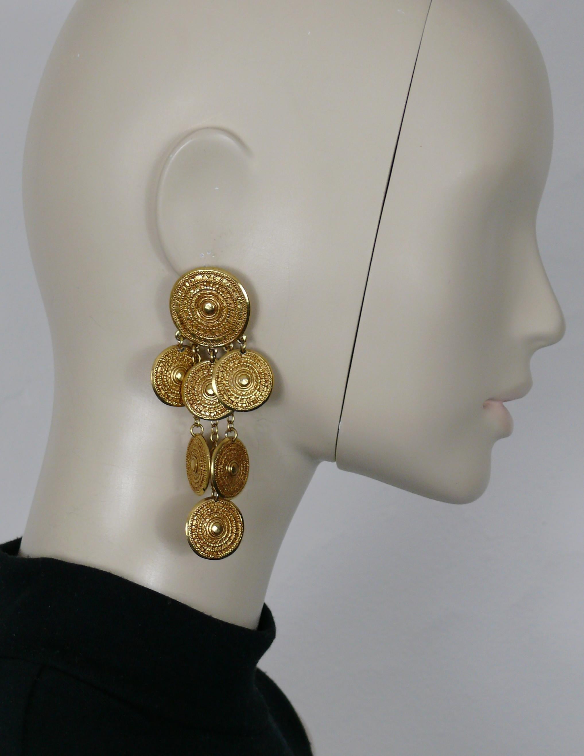 YVES SAINT LAURENT vintage gold tone dangling earrings (clip-on) featuring cascading ethnic Aztec pattern discs engraved Yves Saint Laurent.

Embossed YSL.
Made in France.

Indicative measurements : height approx. 10 cm (3.94 inches) / max. diameter