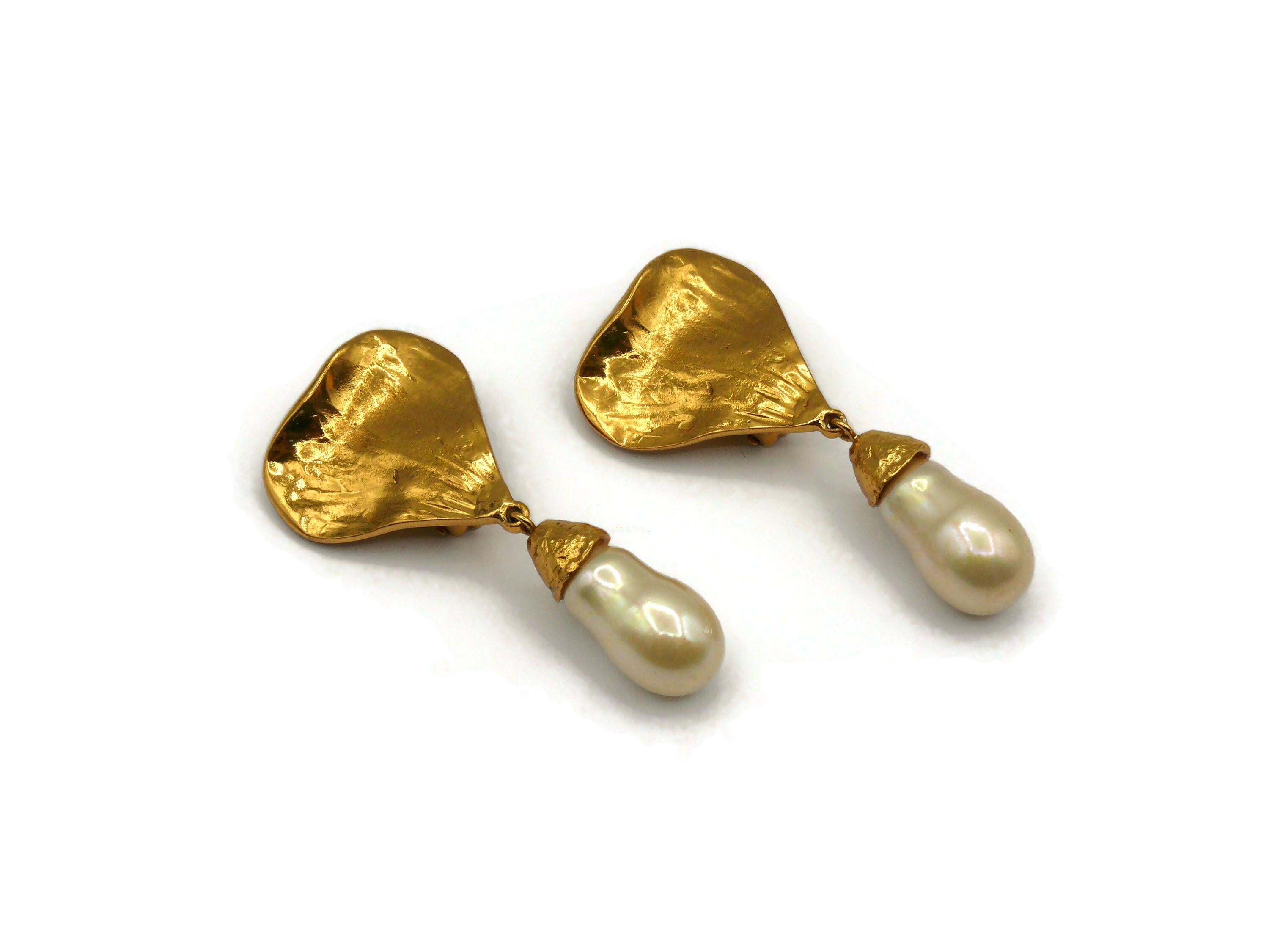YVES SAINT LAURENT YSL Vintage Goldfarbene baumelnde Ohrringe mit Herz und Perle im Zustand „Gut“ im Angebot in Nice, FR