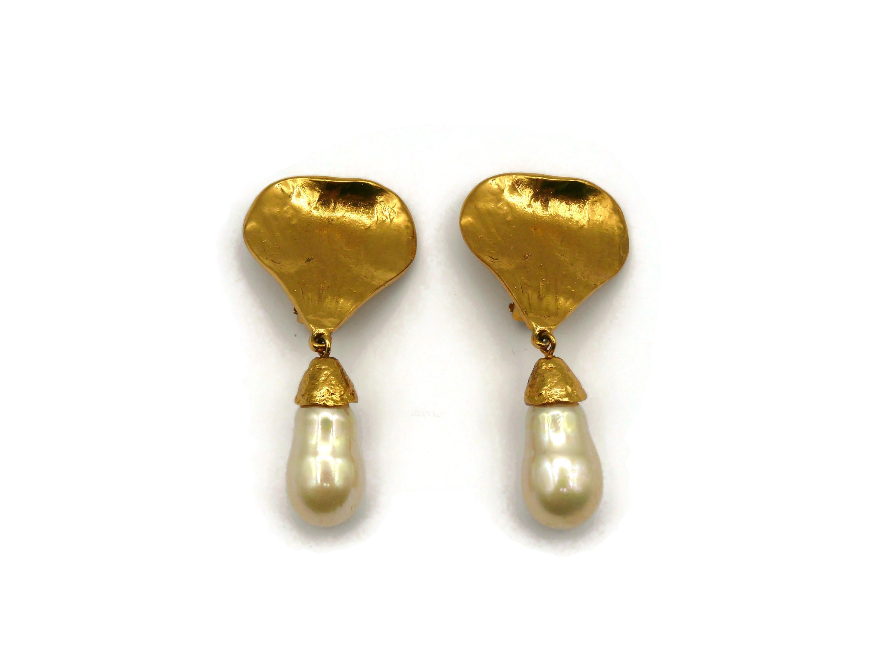 YVES SAINT LAURENT YSL Vintage Goldfarbene baumelnde Ohrringe mit Herz und Perle Damen im Angebot