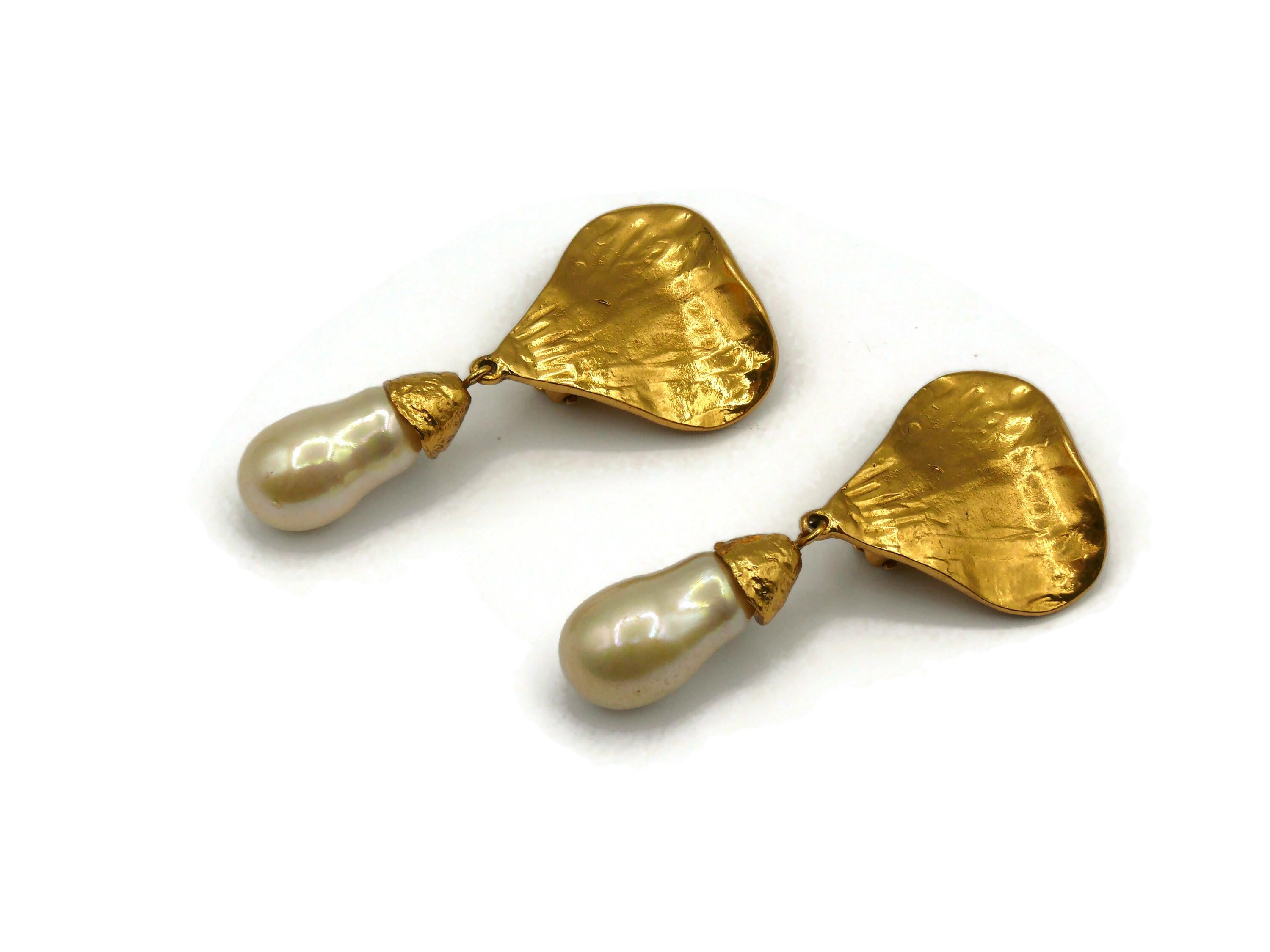 YVES SAINT LAURENT YSL Vintage Goldfarbene baumelnde Ohrringe mit Herz und Perle im Angebot 1